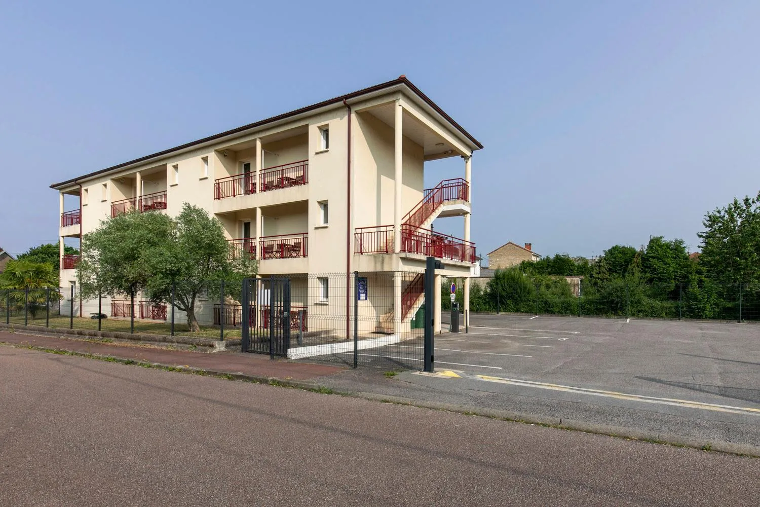 Property building in Apparts Confort 87