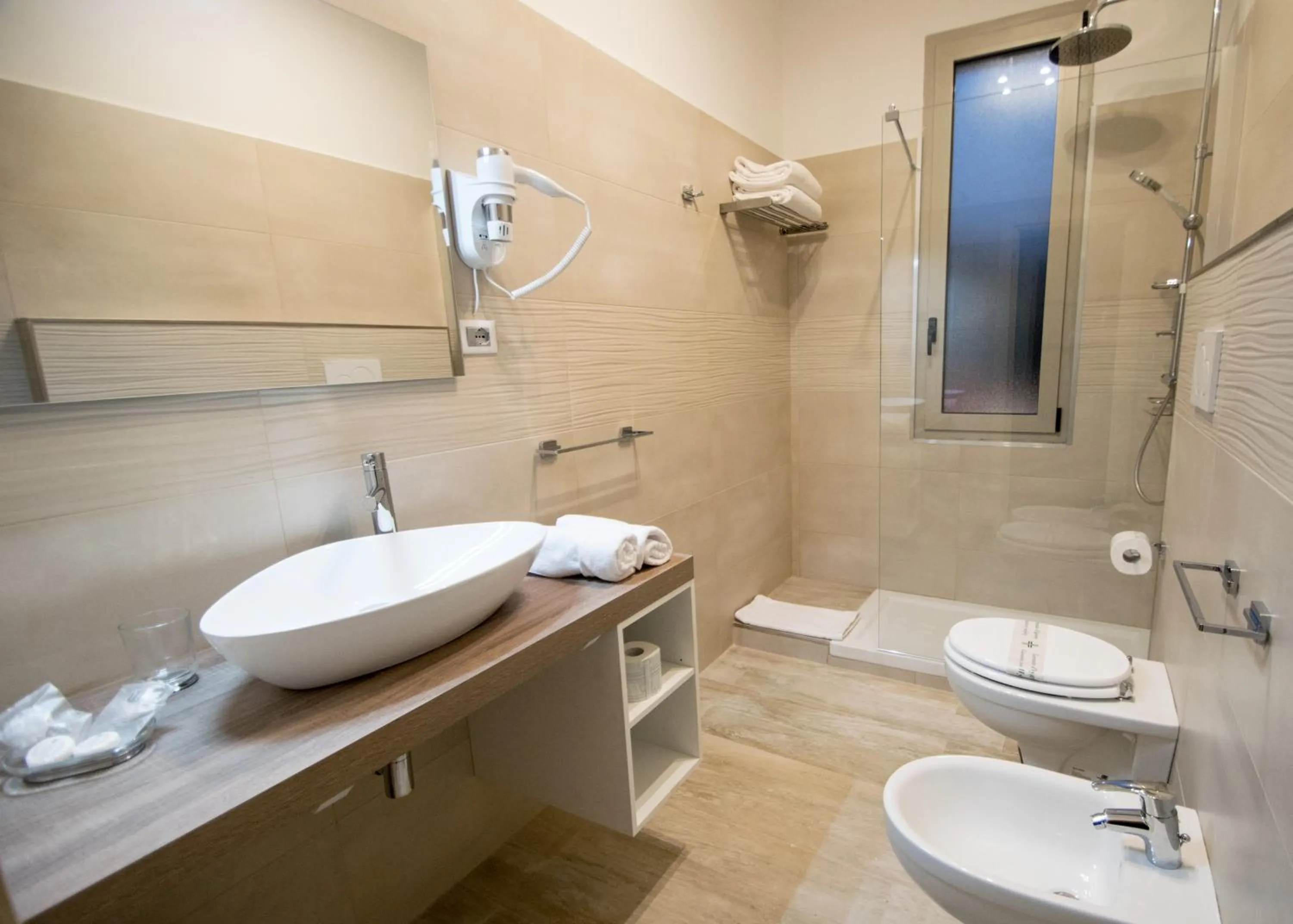 Bathroom in Hotel Perlage Florence - Free city tax with Private Parking & Fast Wifi