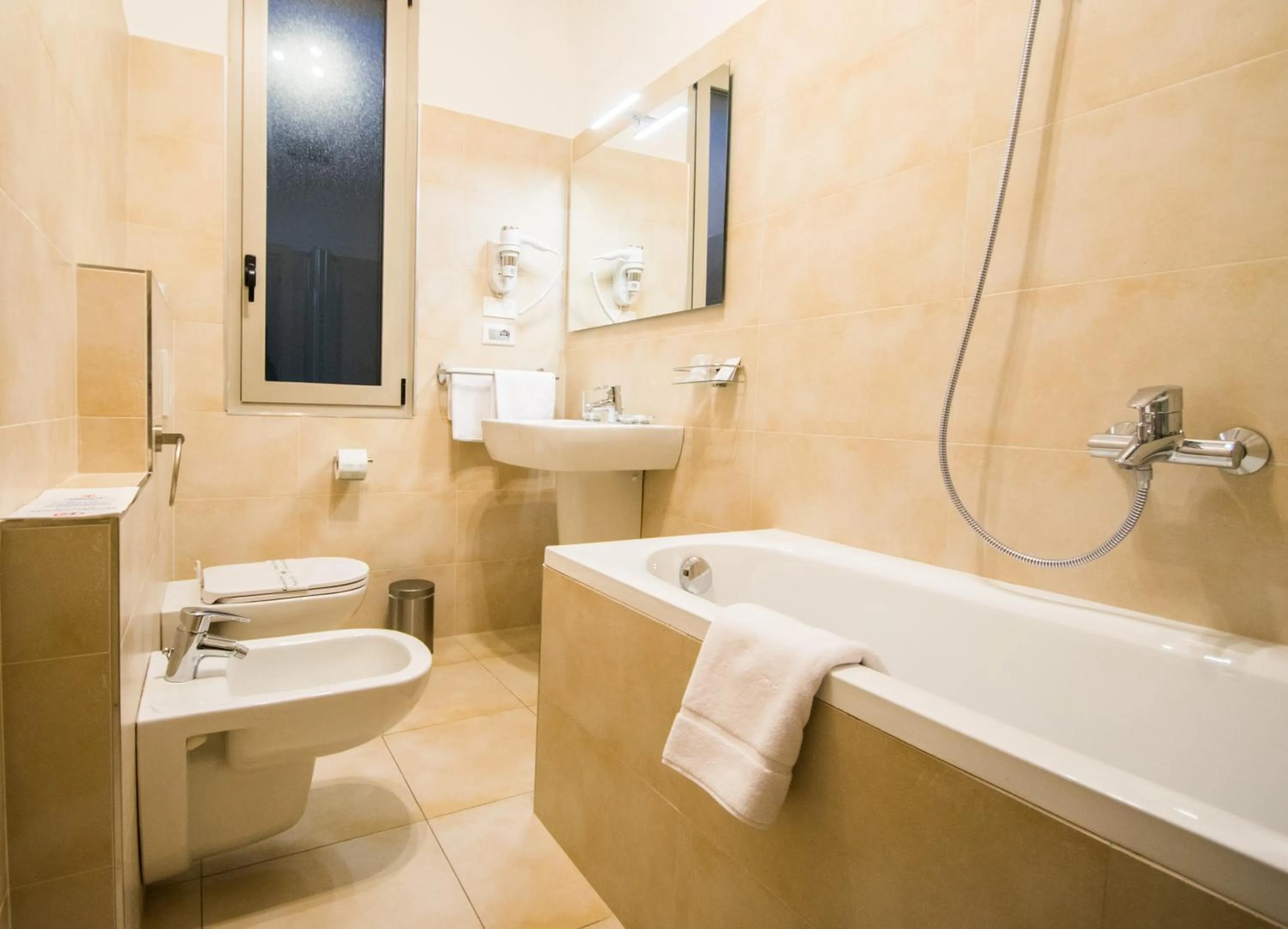 Toilet in Hotel Perlage Florence - Free city tax with Private Parking & Fast Wifi
