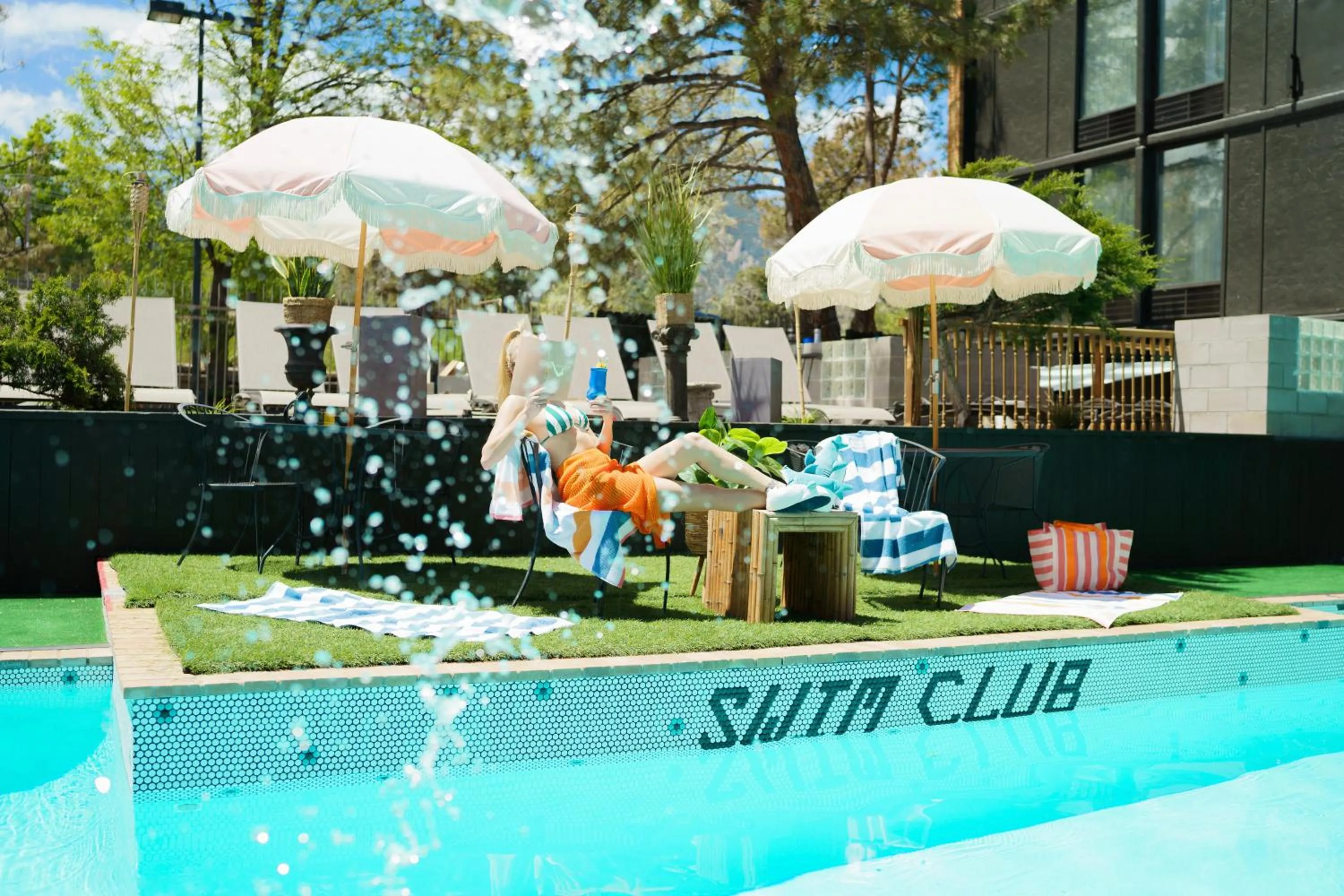 Swimming pool in The Boulder Broker