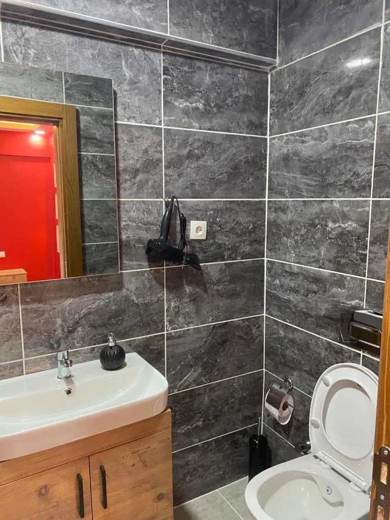 Shower in CEMRE SUIT