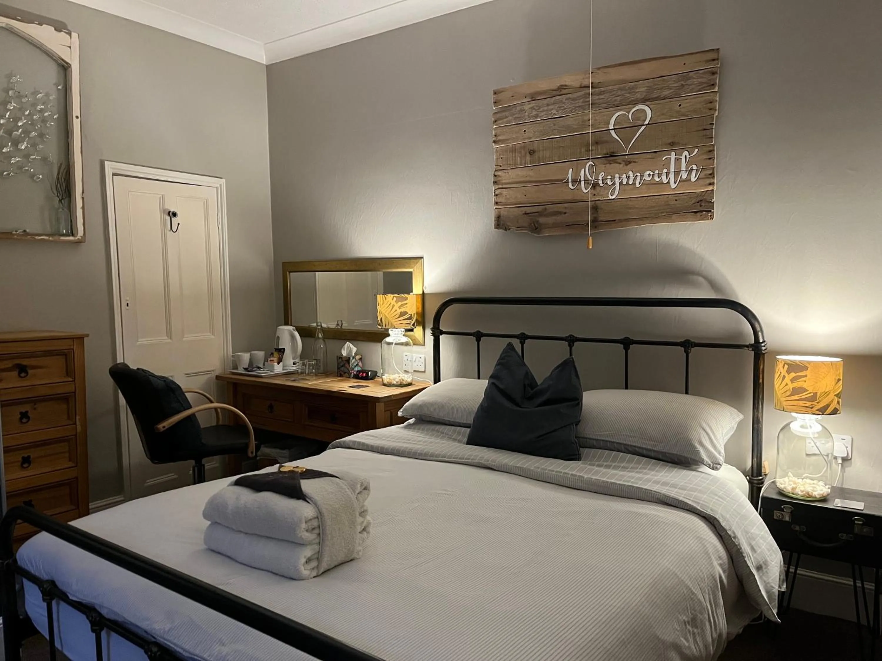 King or Twin Room in Kelston Guest House