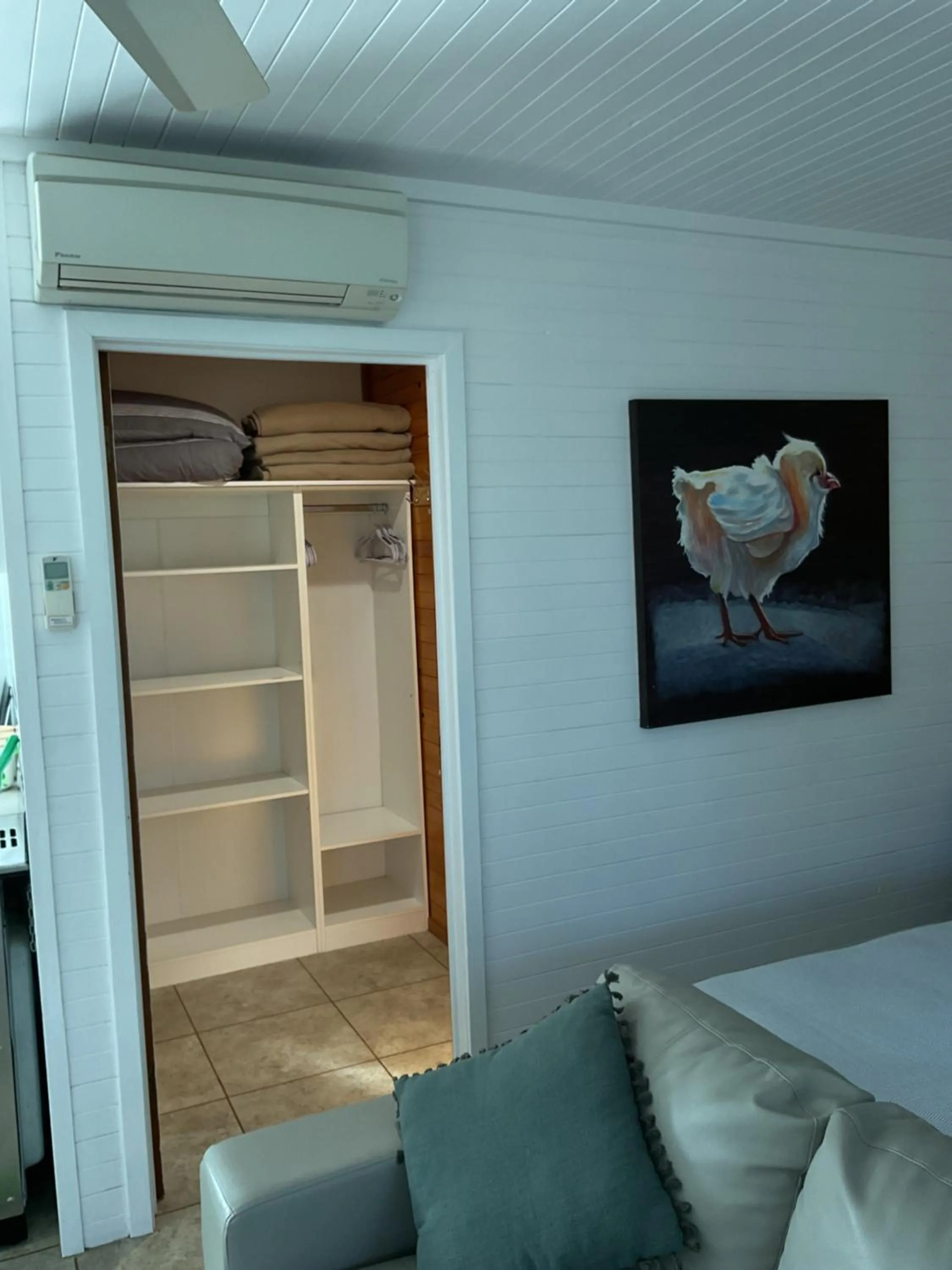 wardrobe, Bed in Marlo Hideaway