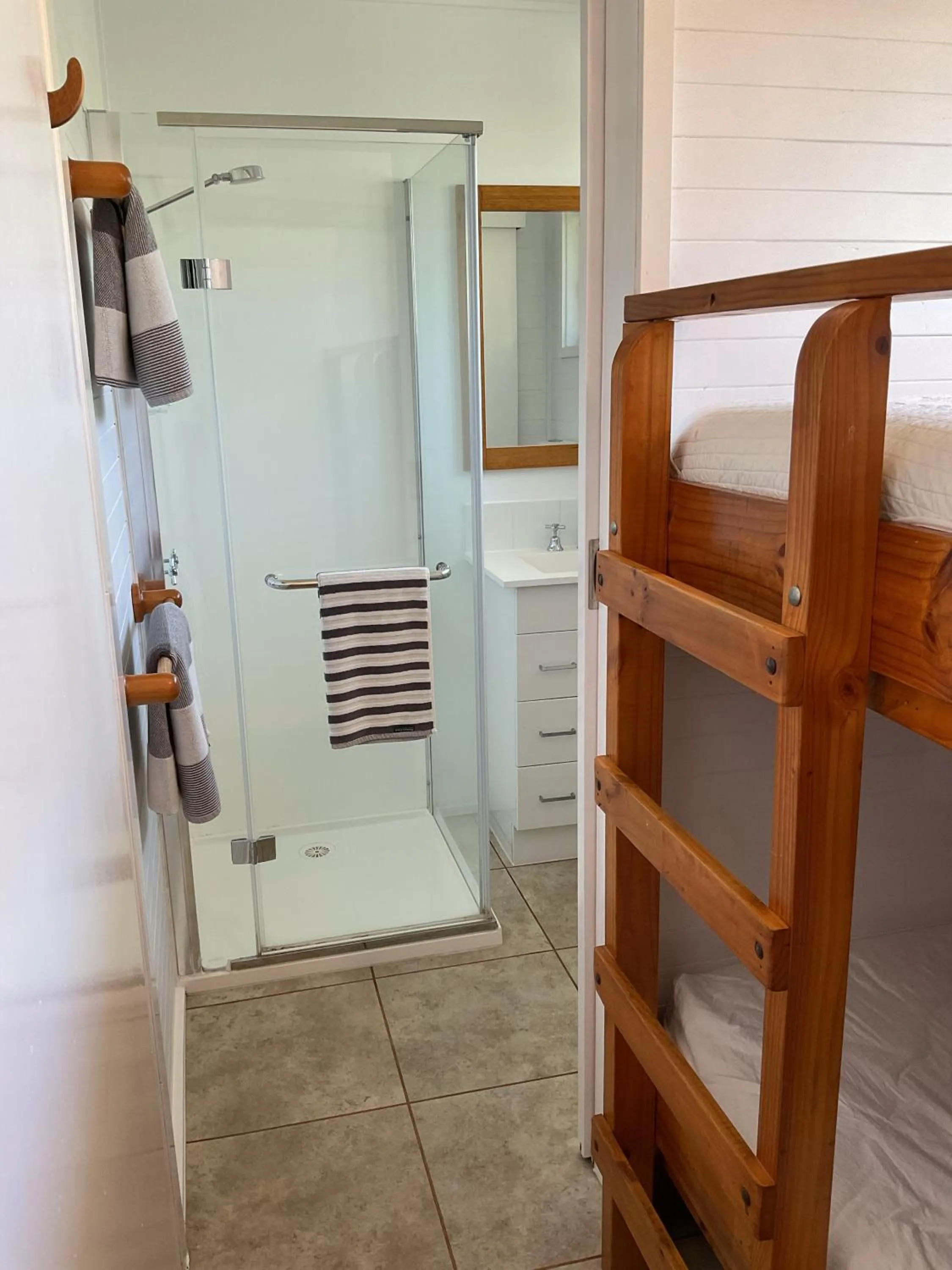 Shower, Bed in Marlo Hideaway