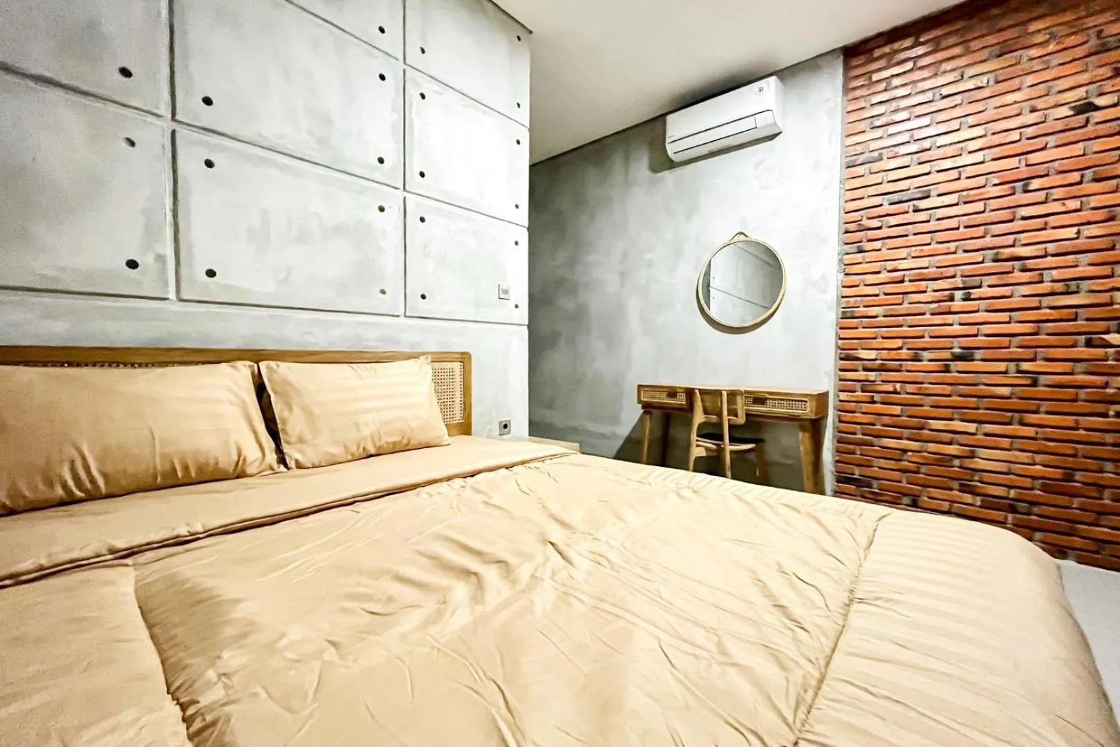 Bed in Rattanhaus R Signature Mitra RedDoorz