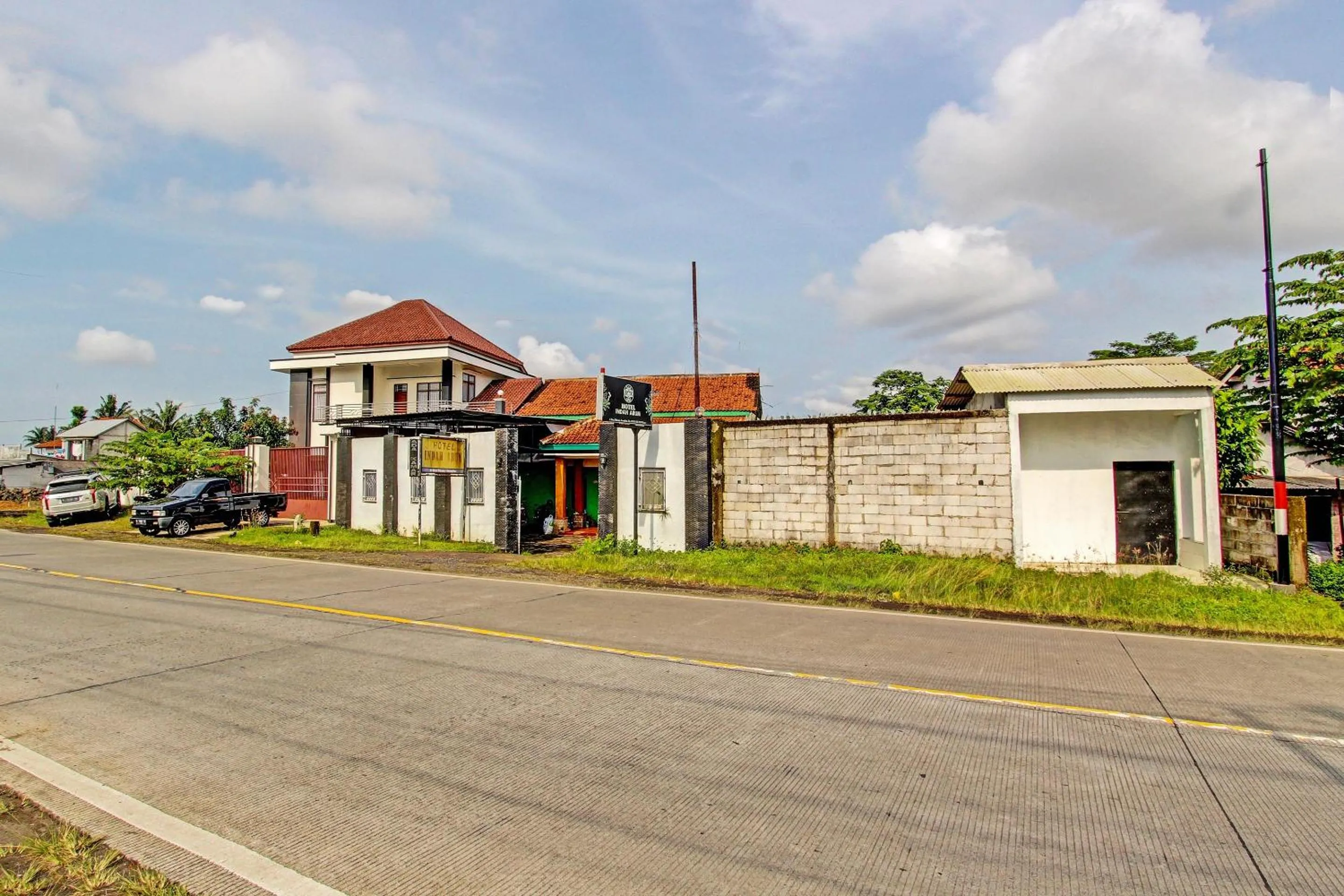 Facade/entrance in Hotel O Indah Arum