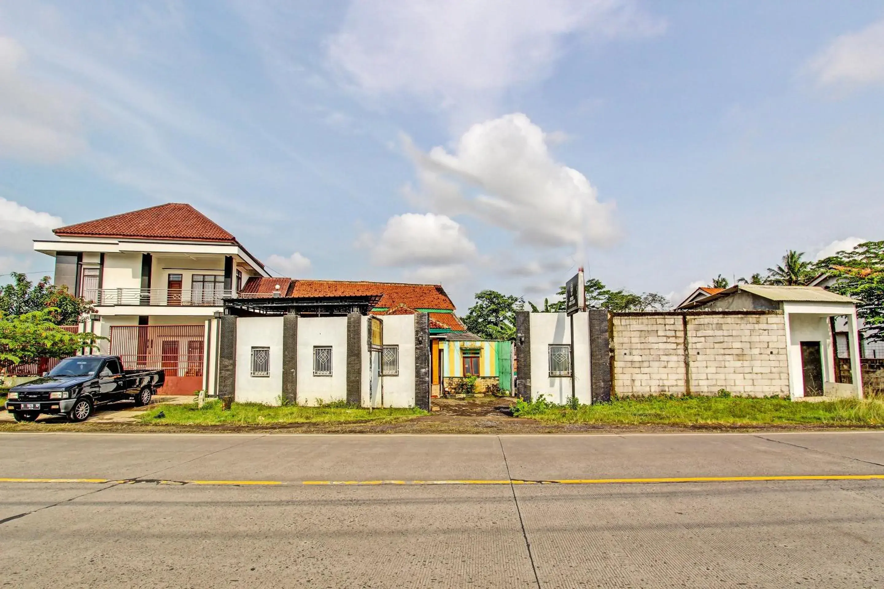 Facade/entrance in Hotel O Indah Arum Facade/entrance in Hotel O Indah Arum
