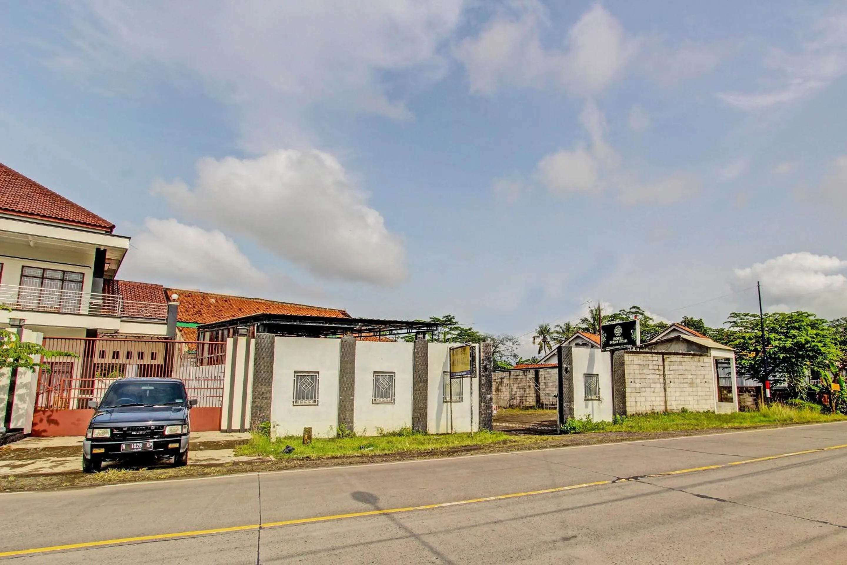 Facade/entrance in Hotel O Indah Arum
