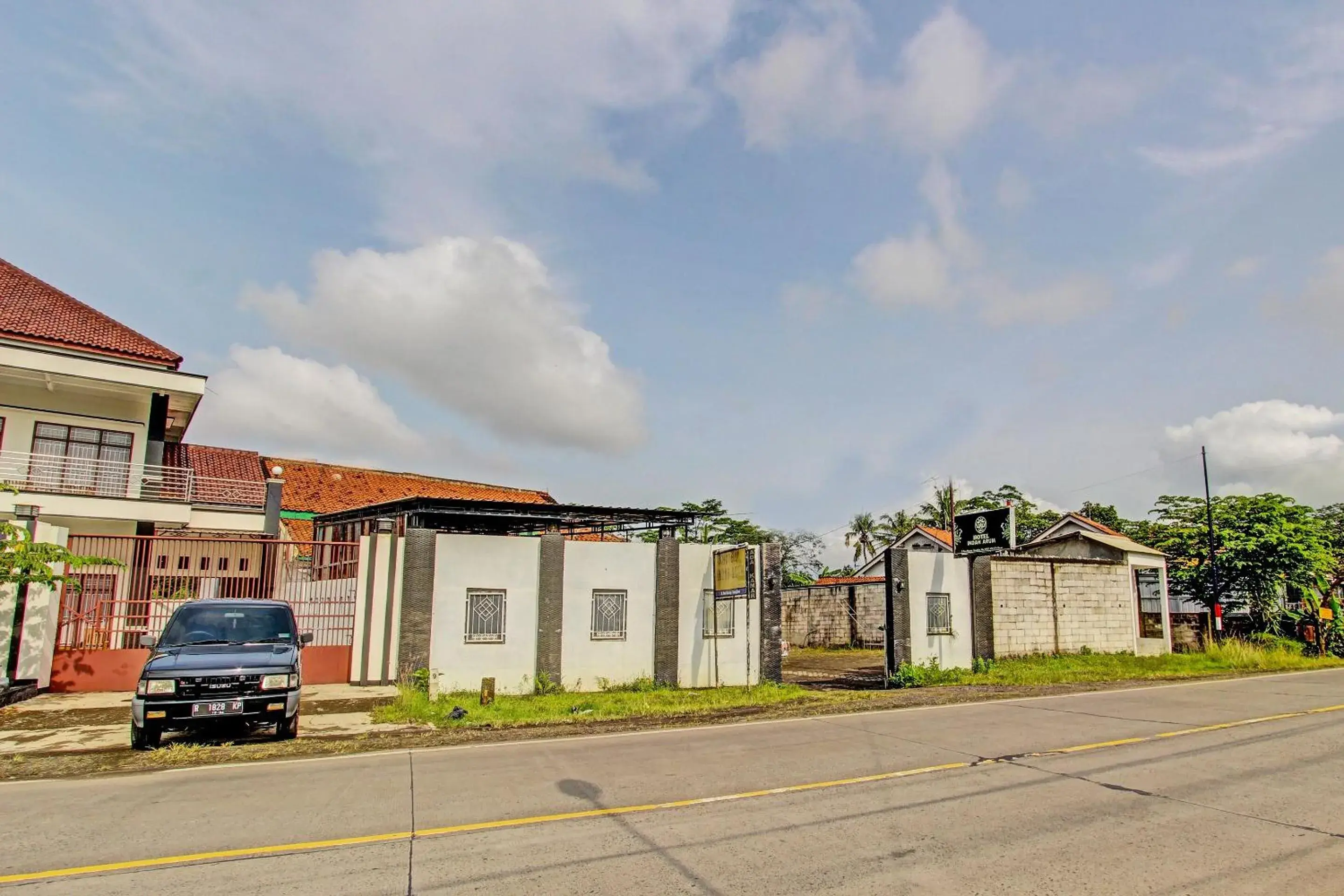 Facade/entrance in Hotel O Indah Arum Facade/entrance in Hotel O Indah Arum
