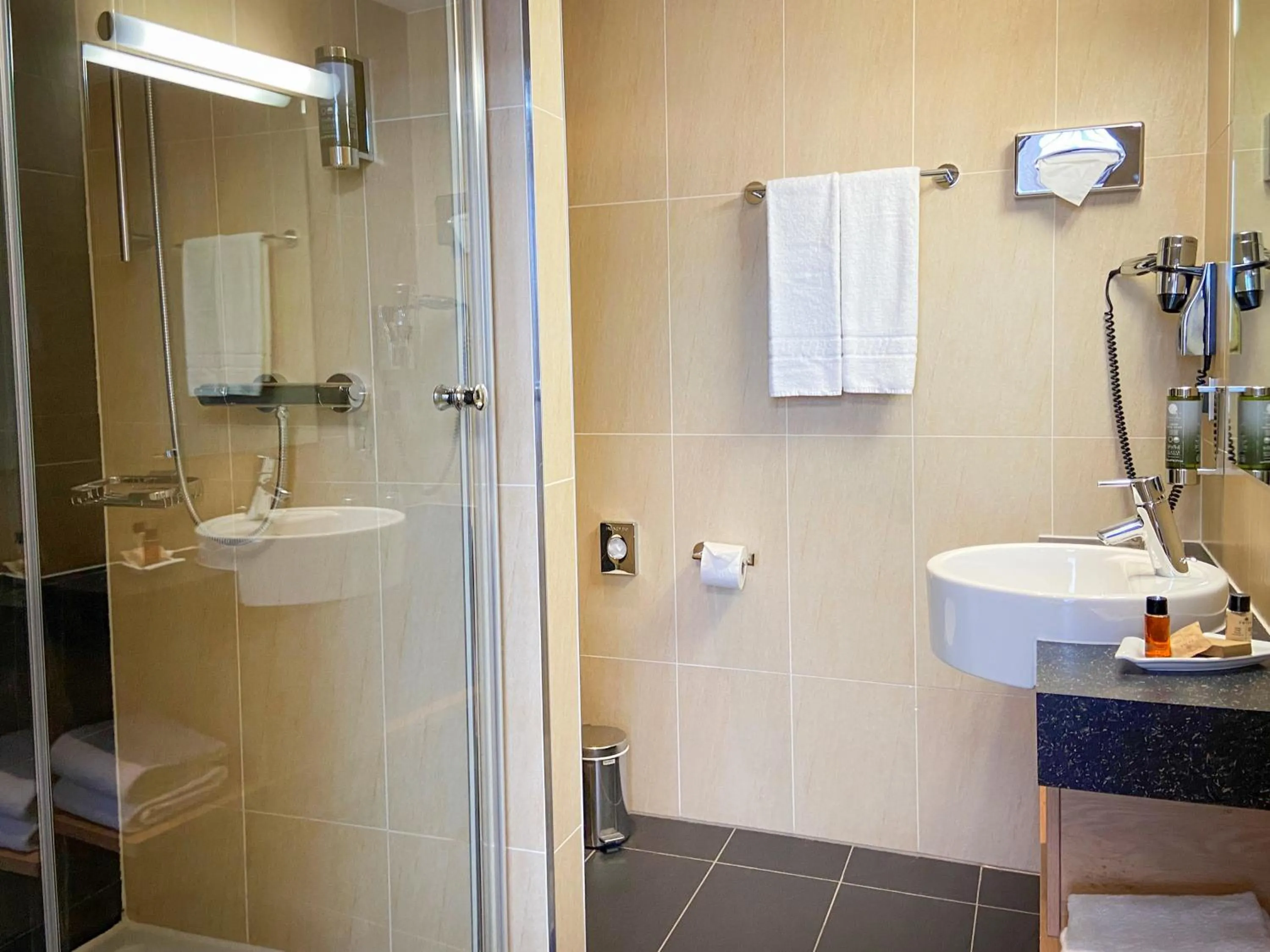 Shower in Hotel Bildungsblick