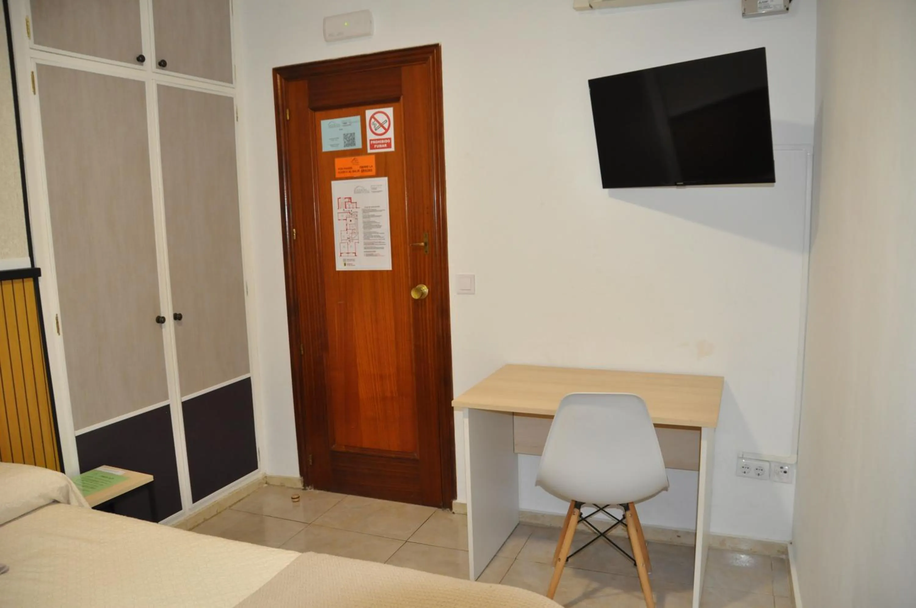 Seating area, Bed in Hostal Ramón y Cajal