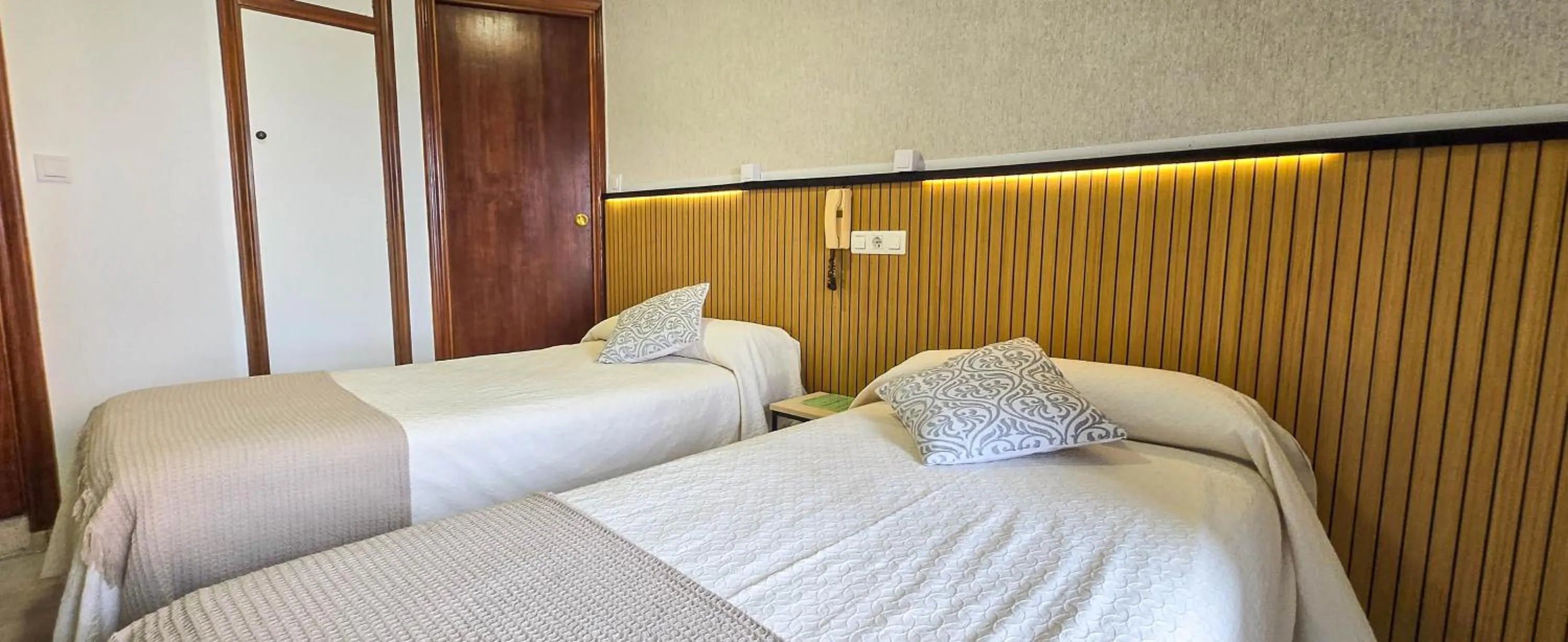 Bedroom, Bed in Hostal Ramón y Cajal