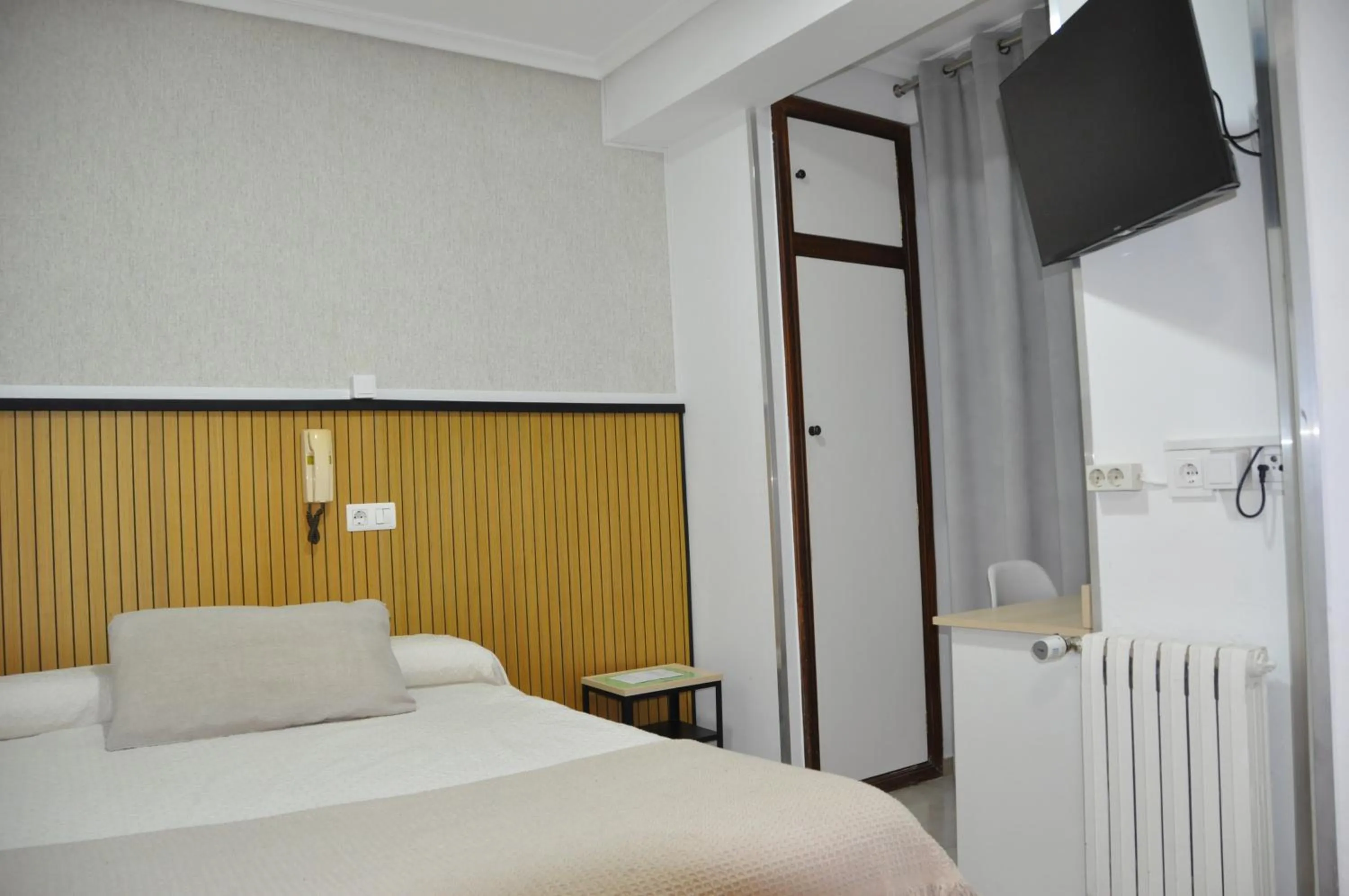 Bedroom, Bed in Hostal Ramón y Cajal