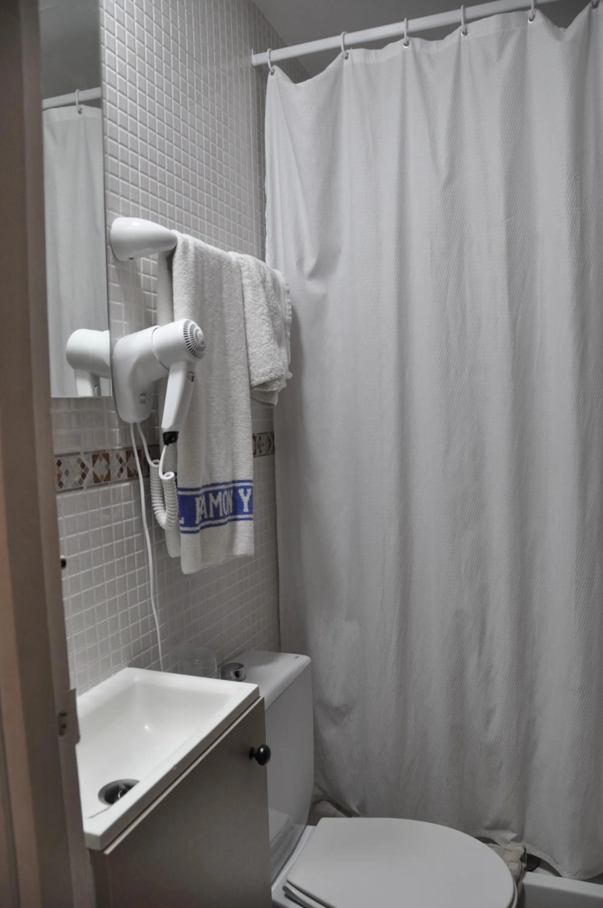 Bathroom in Hostal Ramón y Cajal