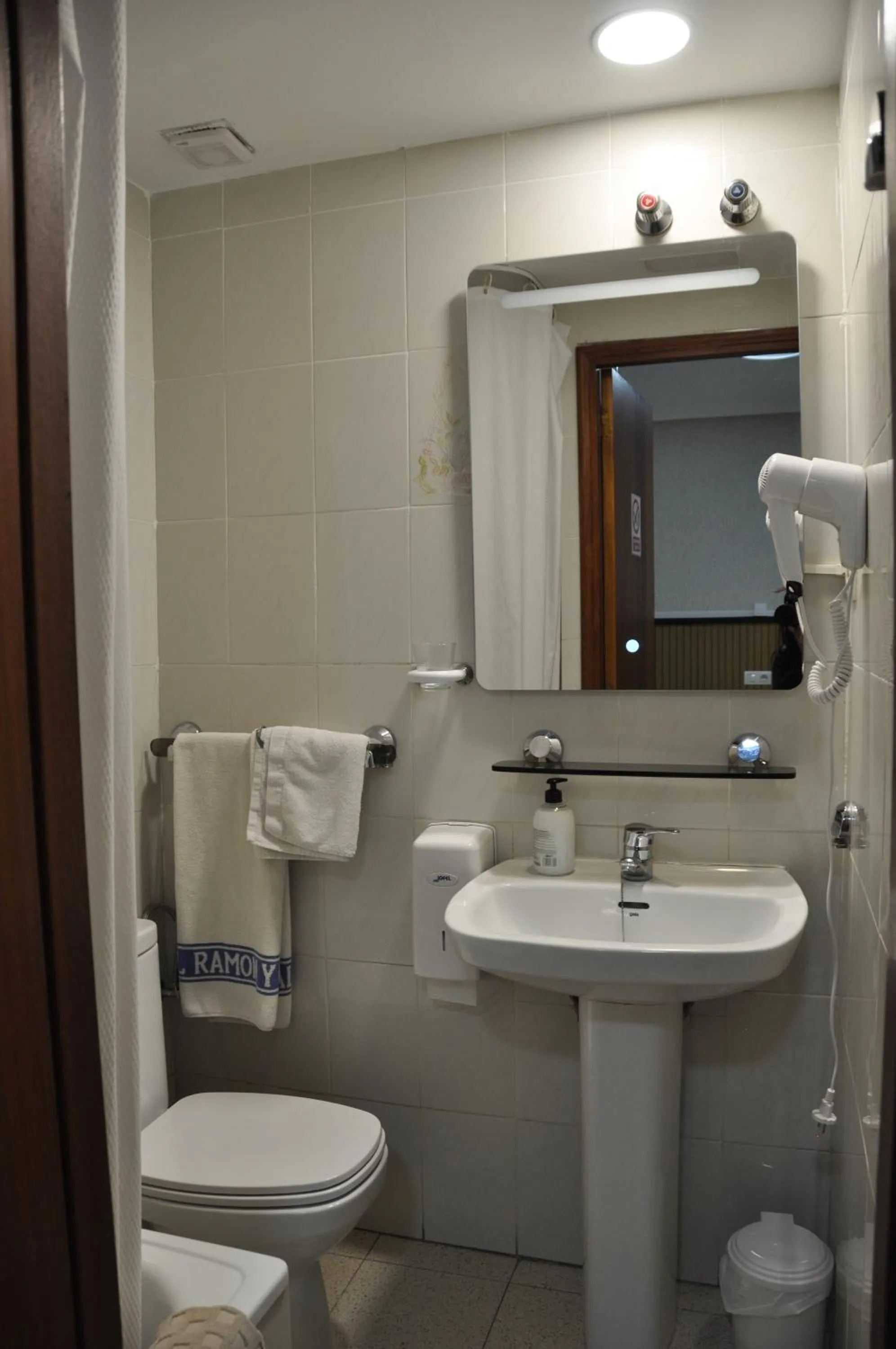 Bathroom in Hostal Ramón y Cajal