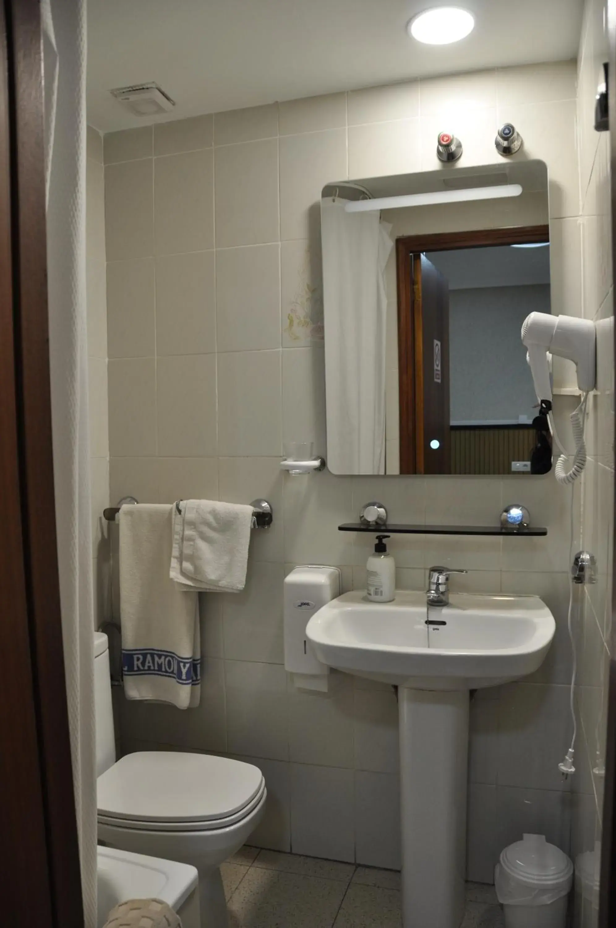 Single Room with Private Bathroom in Hostal Ramón y Cajal Single Room with Private Bathroom in Hostal Ramón y Cajal