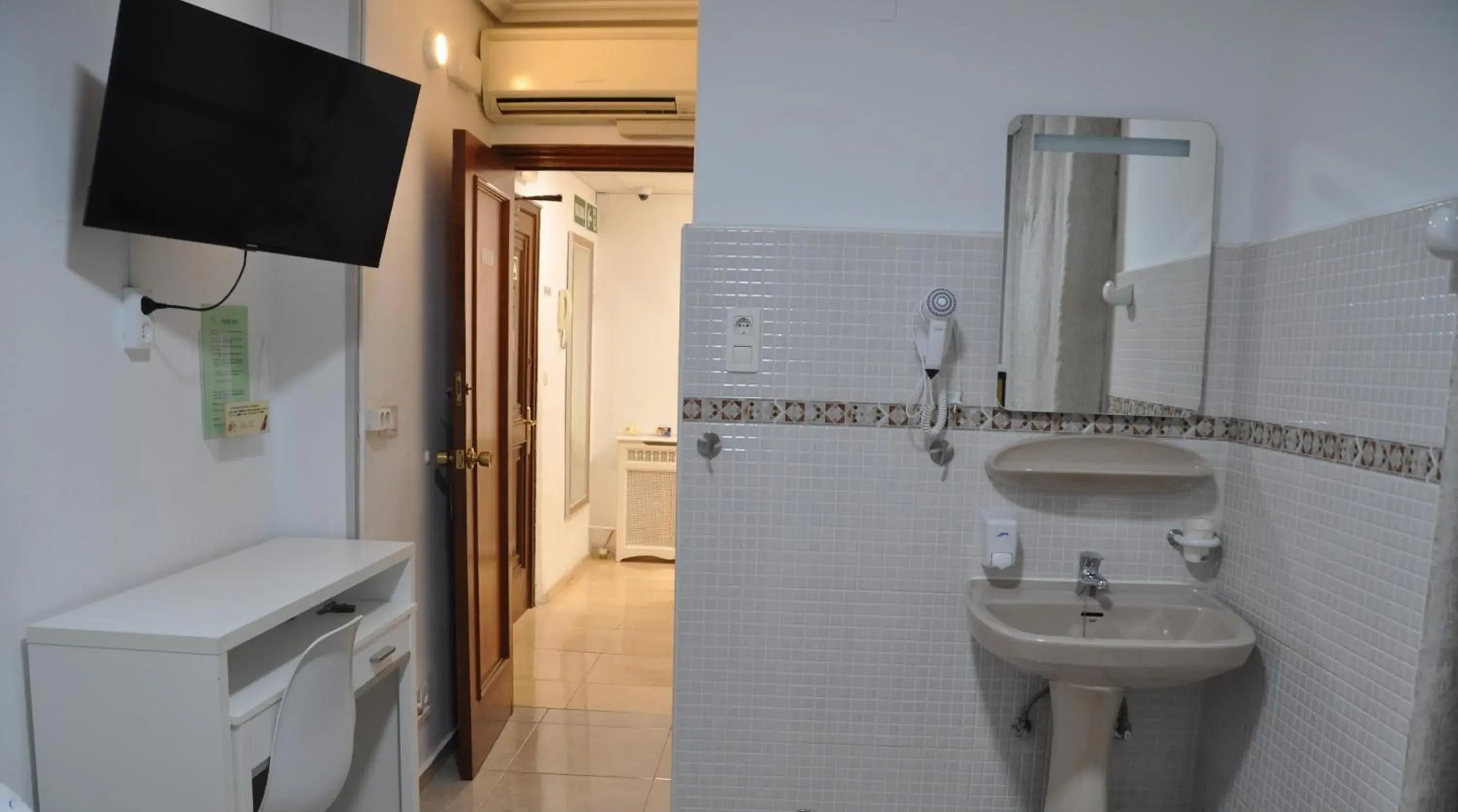 Twin Room with Shared Bathroom in Hostal Ramón y Cajal Twin Room with Shared Bathroom in Hostal Ramón y Cajal