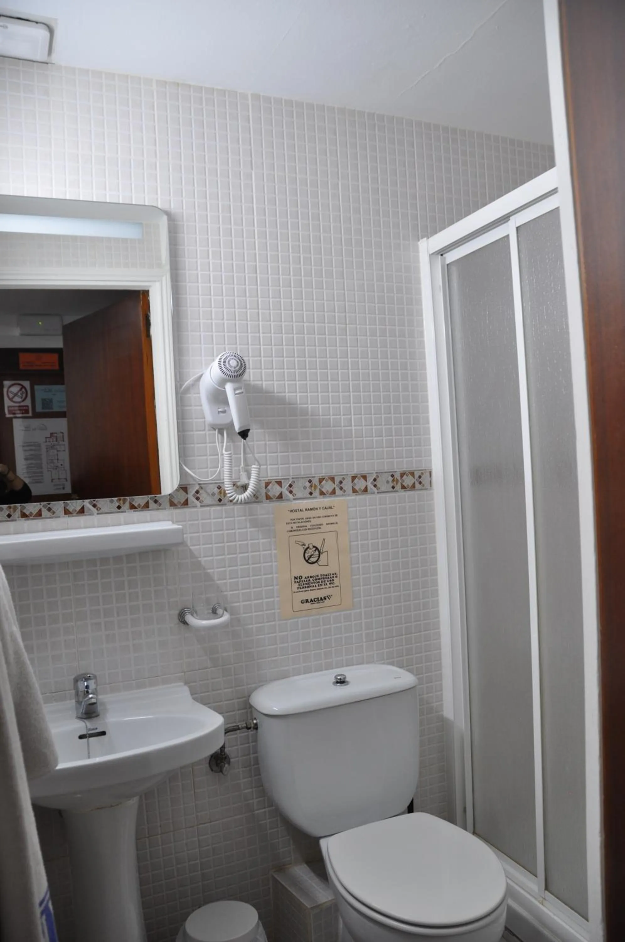 Bathroom in Hostal Ramón y Cajal