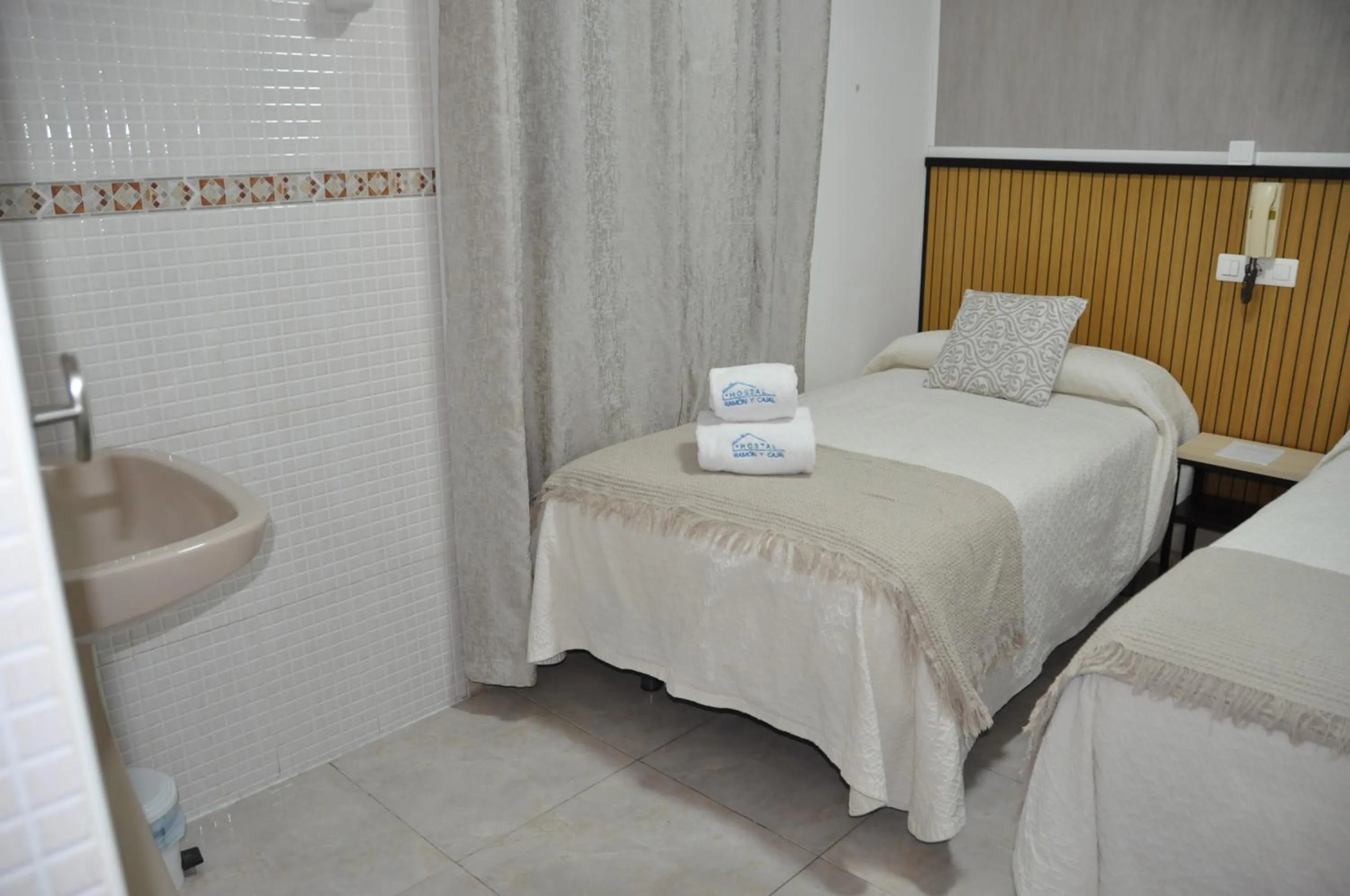 Bedroom, Bed in Hostal Ramón y Cajal