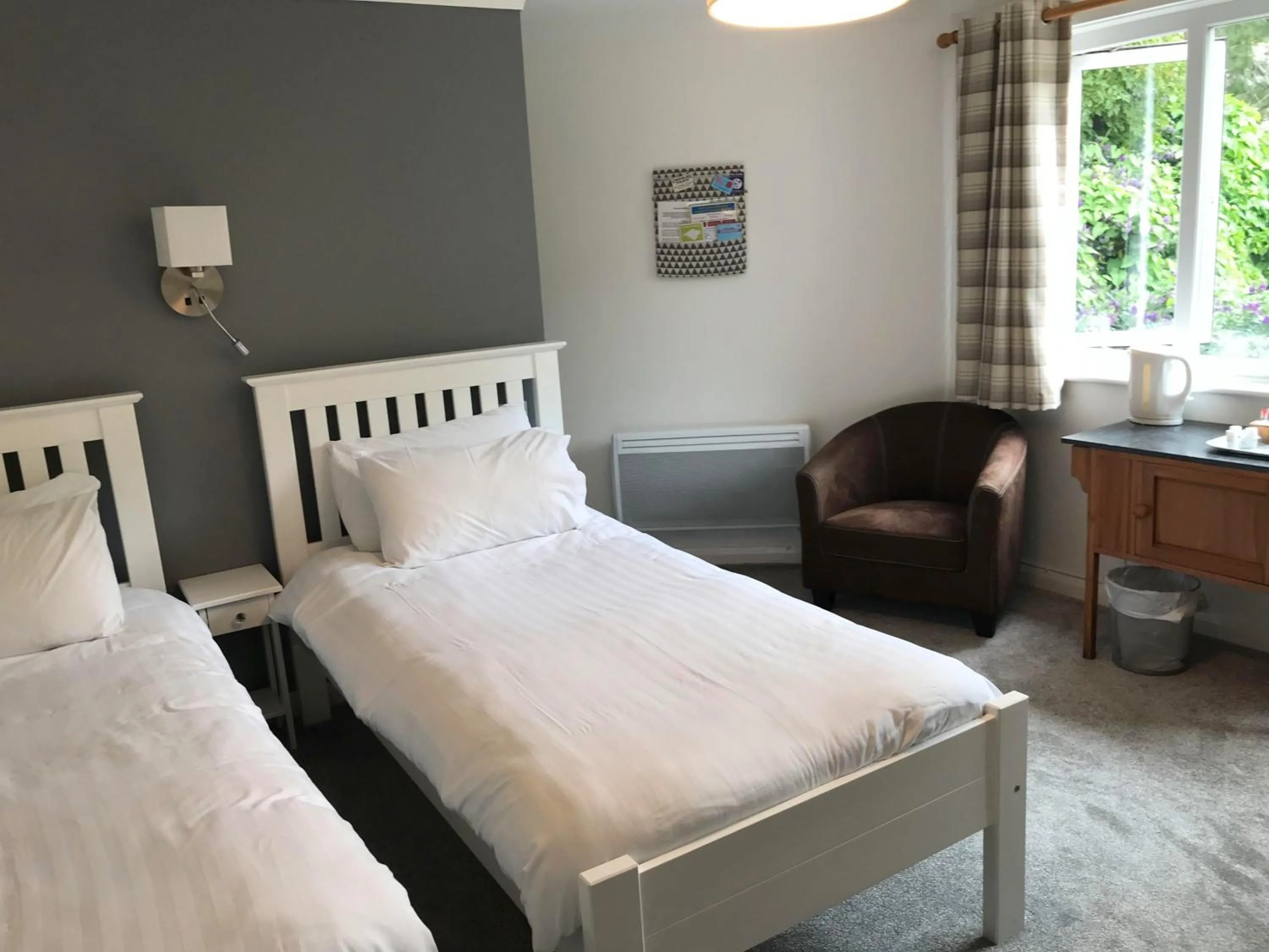 Bedroom, Bed in Cornerways