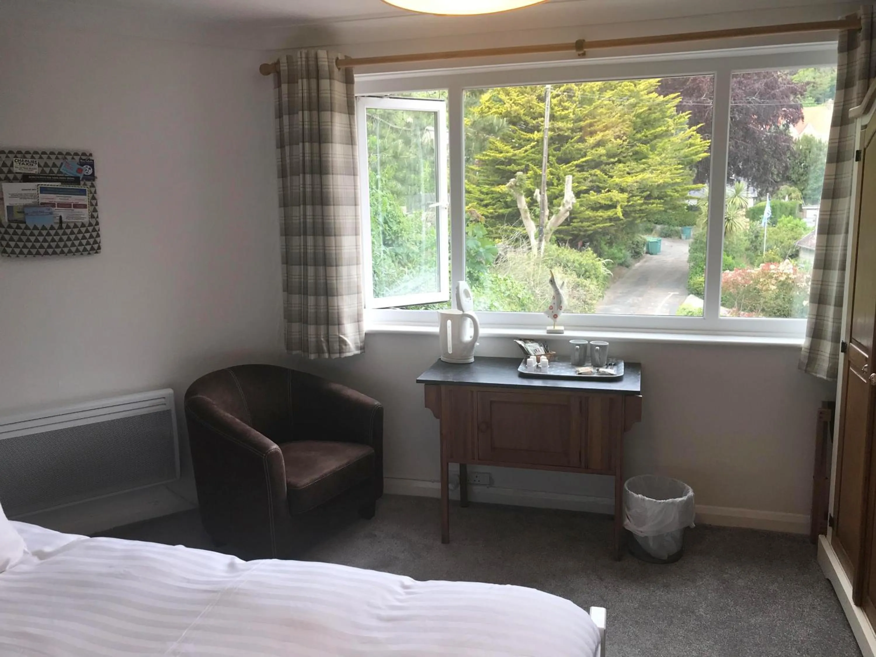 Bedroom, Bed in Cornerways