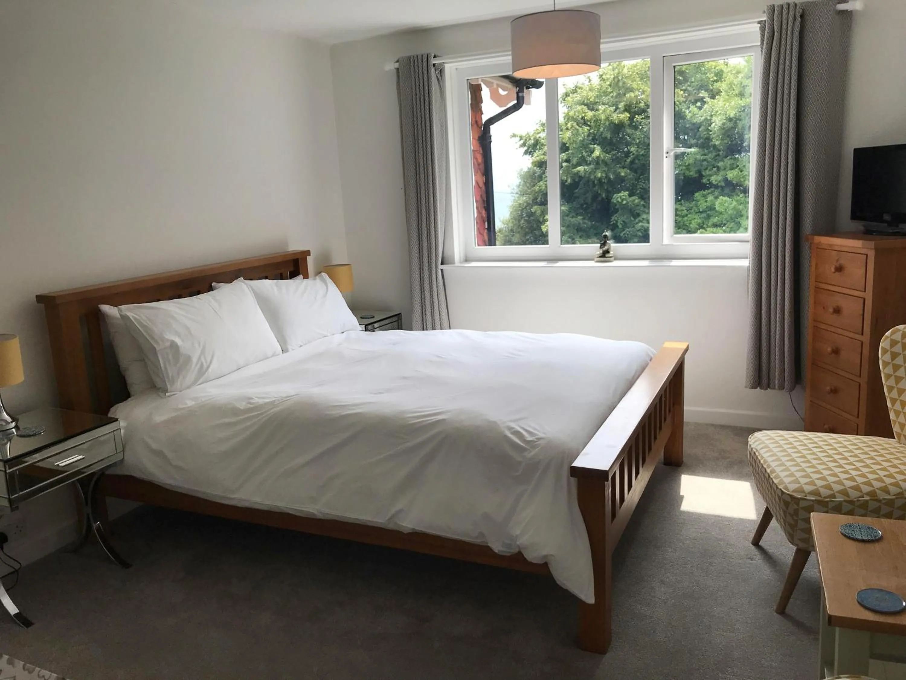 Bedroom, Bed in Cornerways