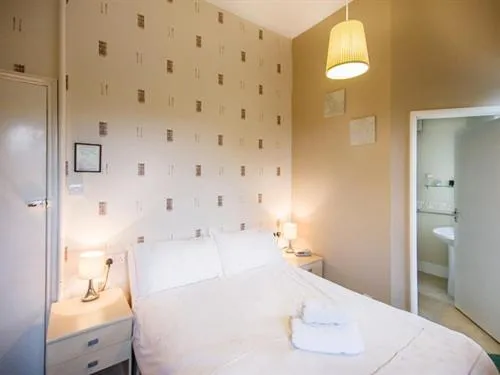 Bedroom, Bed in Cornerways