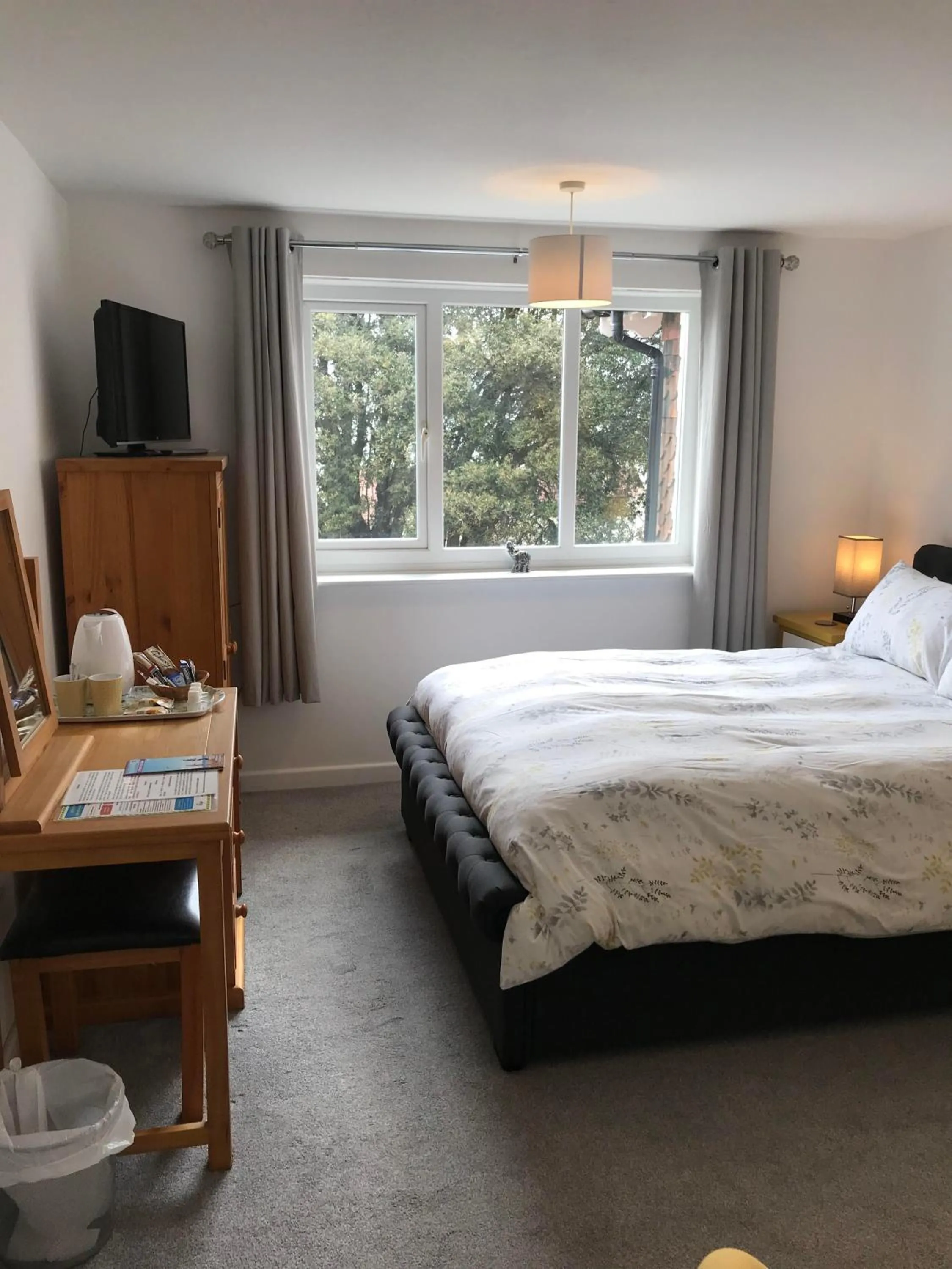 Bedroom, Bed in Cornerways