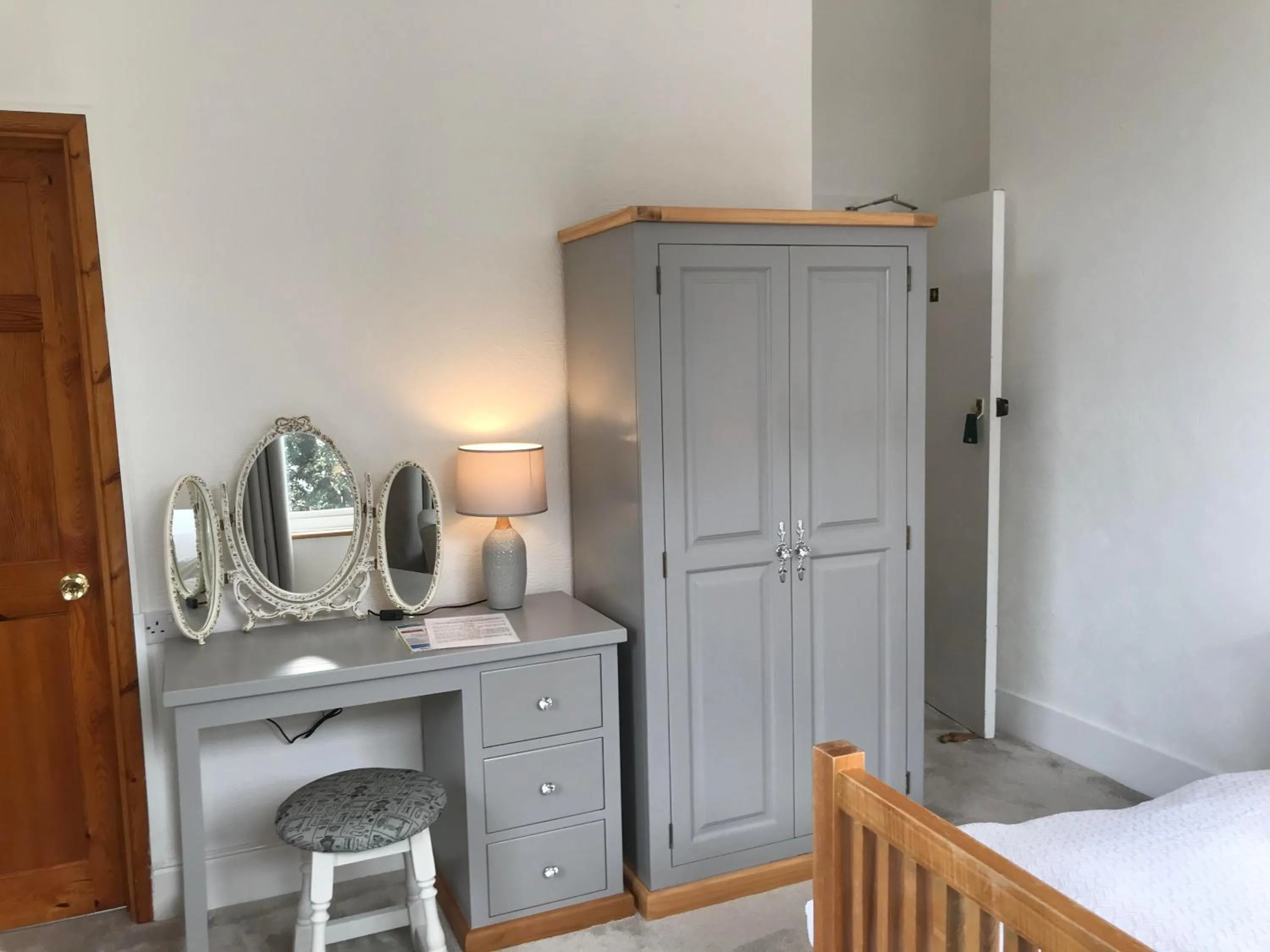 Bedroom, Bed in Cornerways