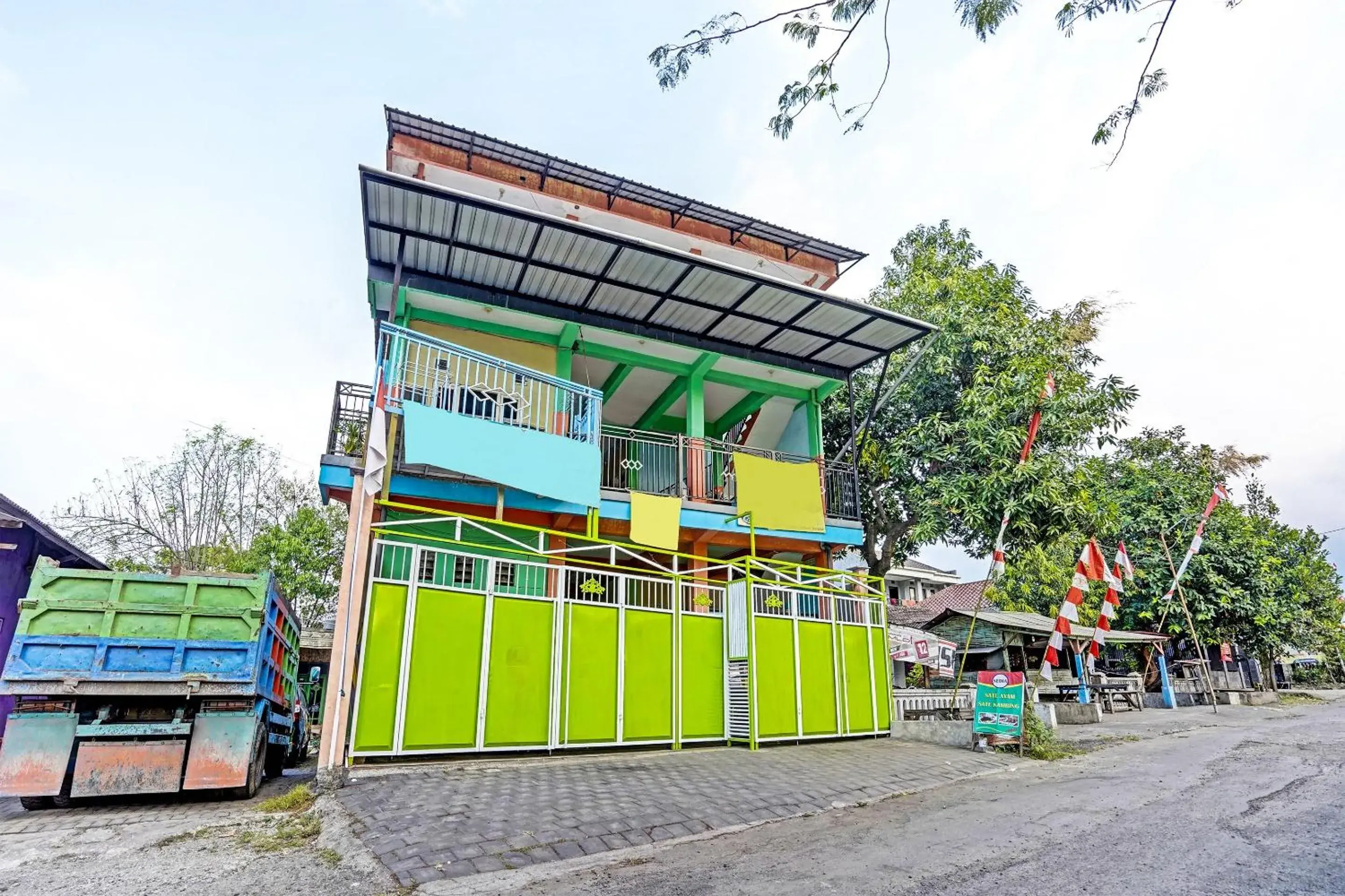 Facade/entrance in Hotel O Kost Esklusif Barokah Facade/entrance in Hotel O Kost Esklusif Barokah