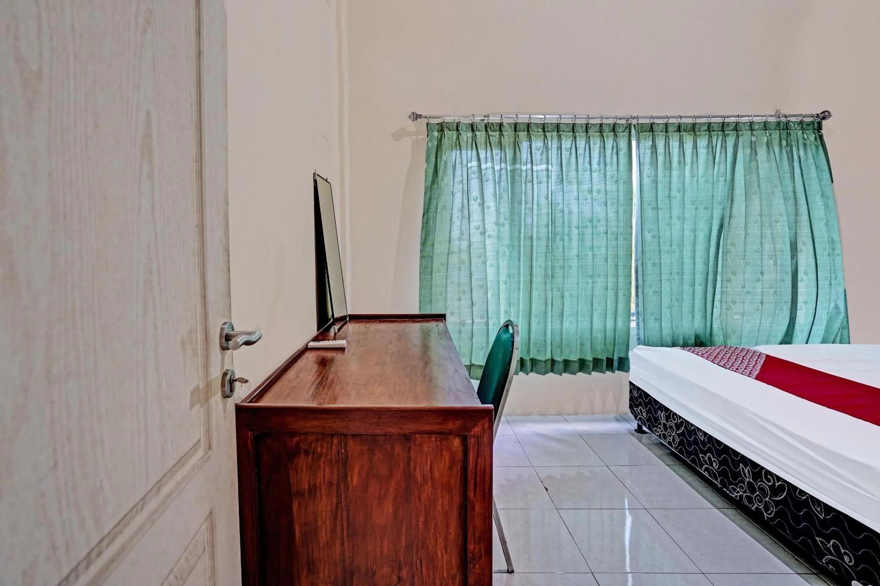 Bedroom, Bed in Hotel O Kost Esklusif Barokah