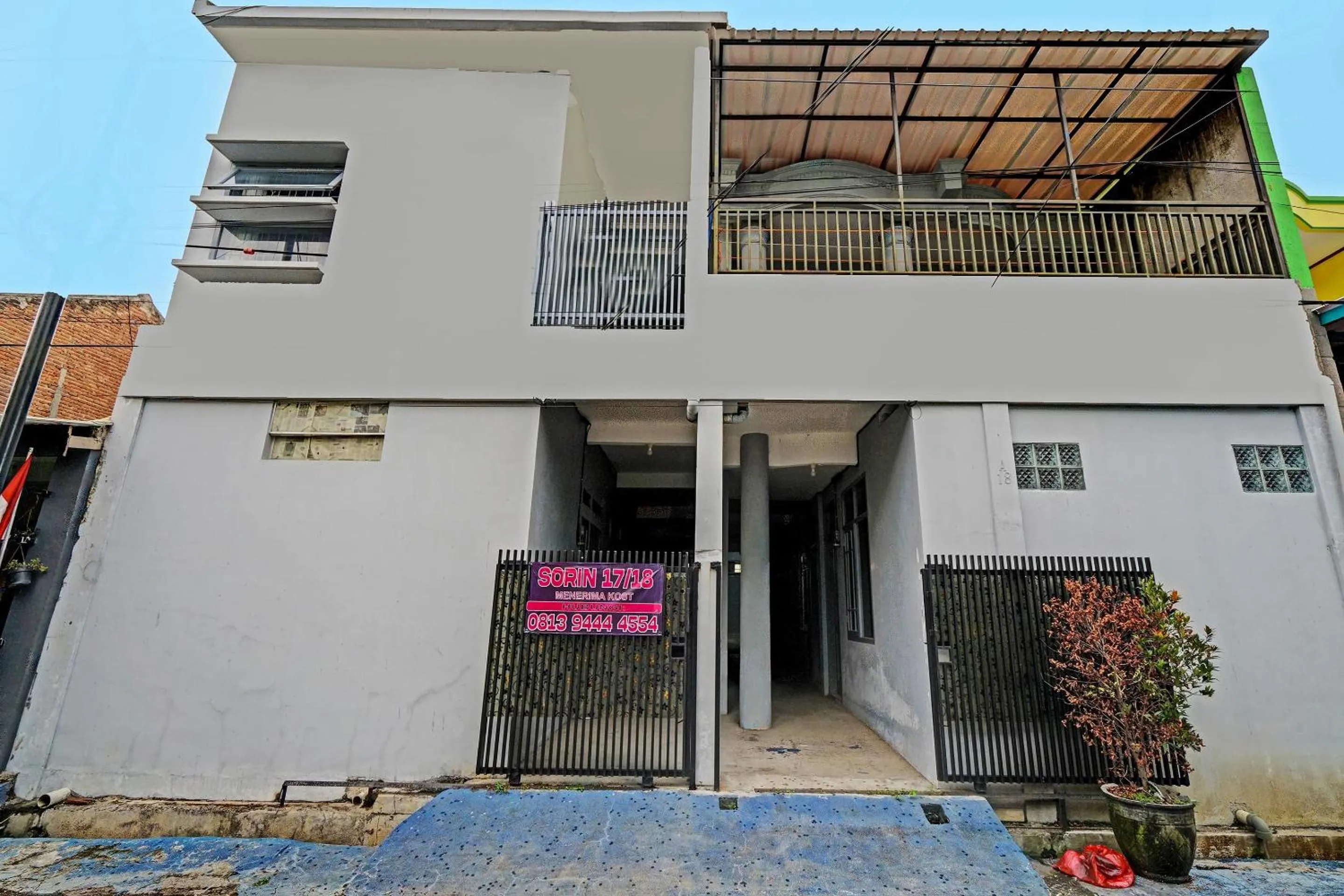 Facade/entrance in OYO Life 91592 Aaliya Guest House Syariah