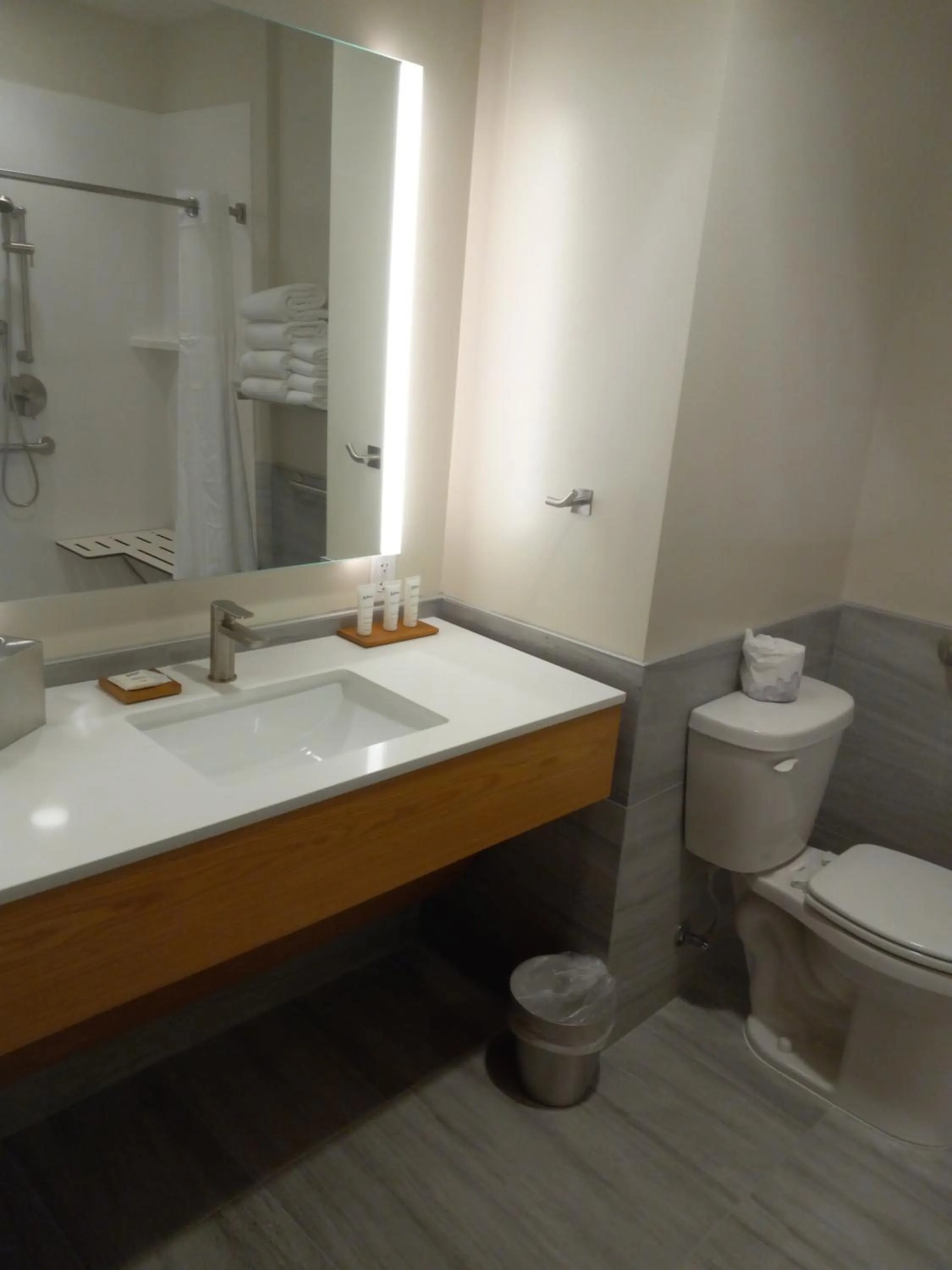 Bathroom in Radisson Hotel Pendleton Airport