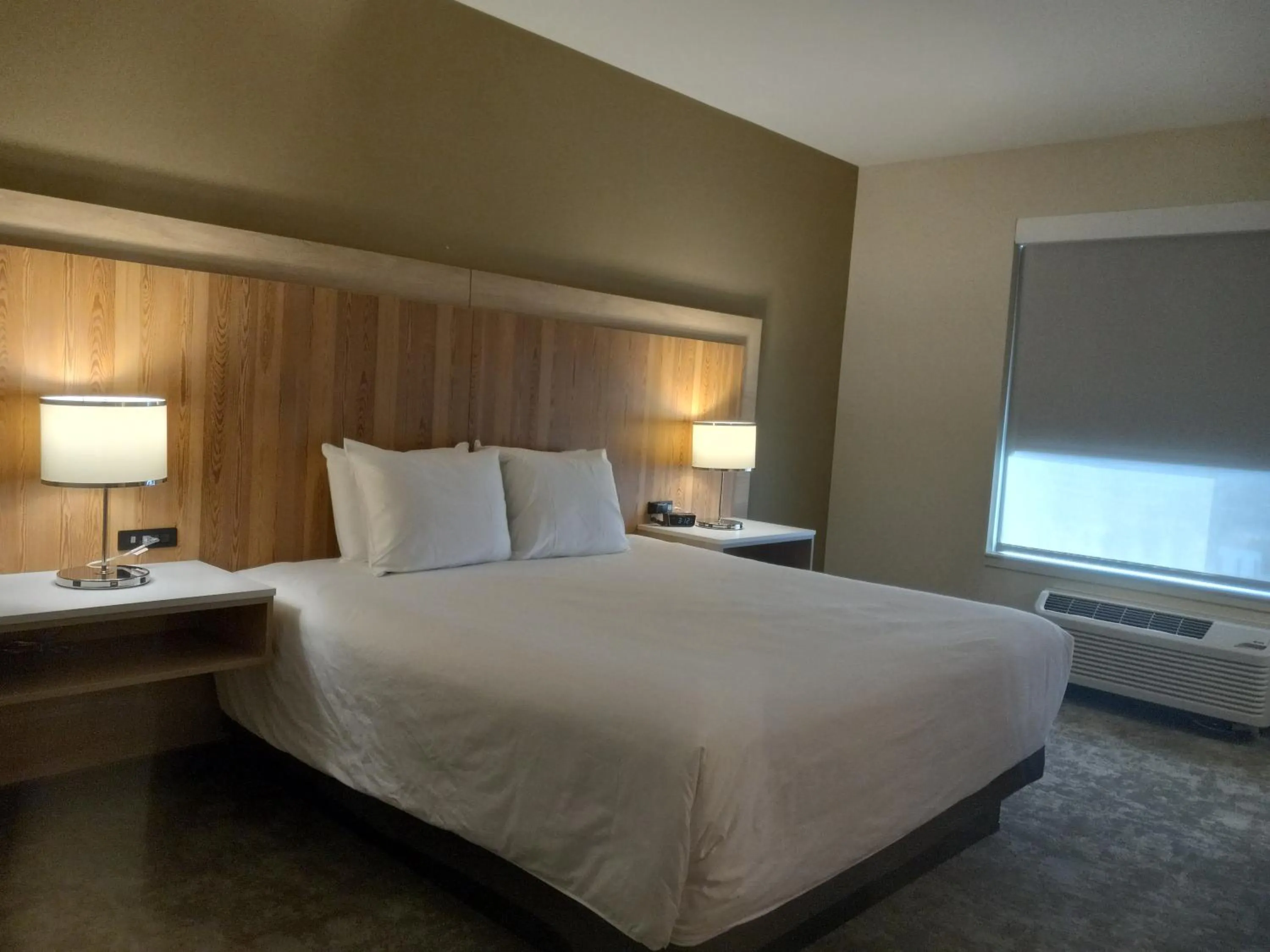 Bedroom, Bed in Radisson Hotel Pendleton Airport