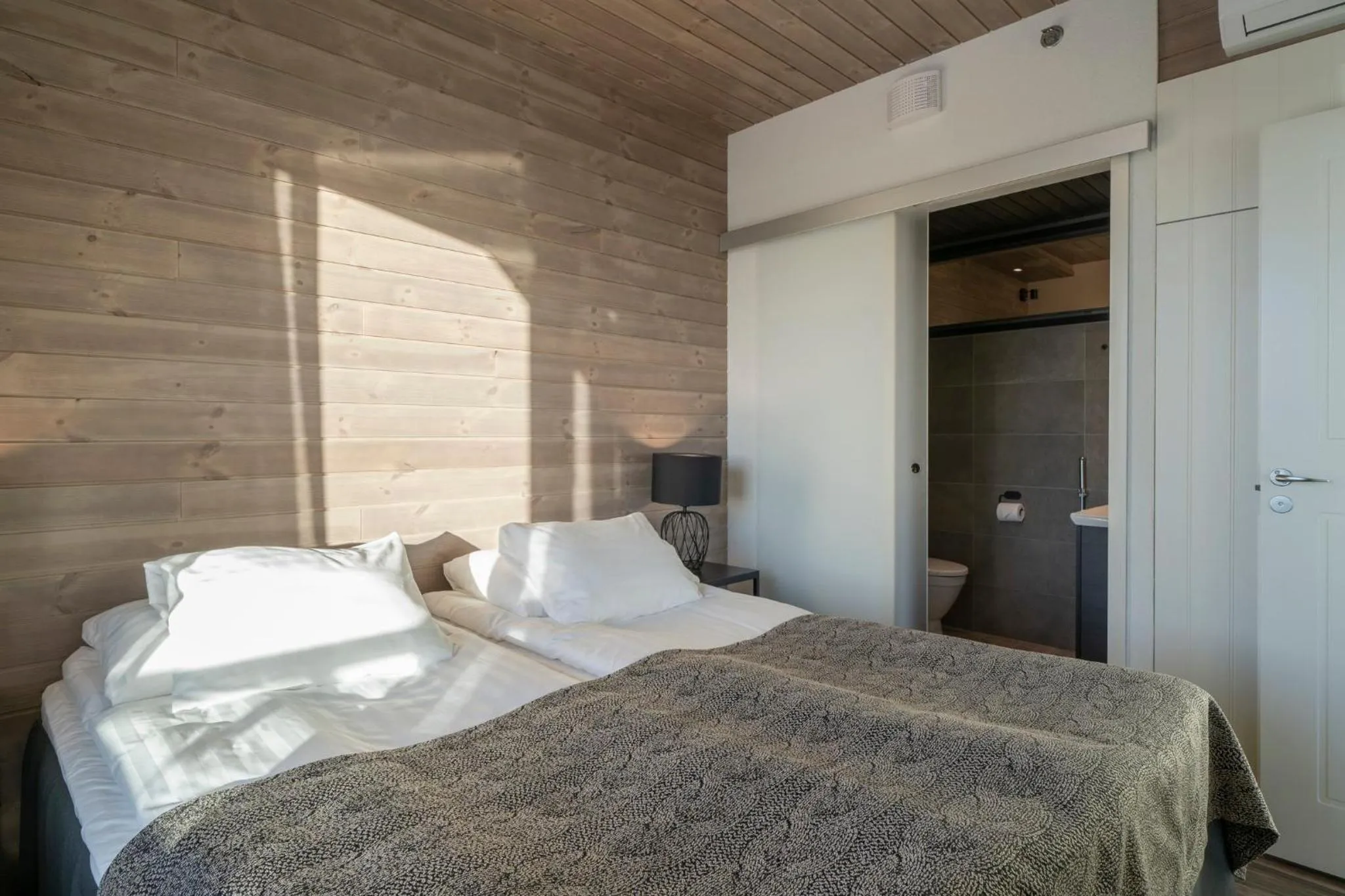 Toilet, Bed in Ski-Inn Kultakero