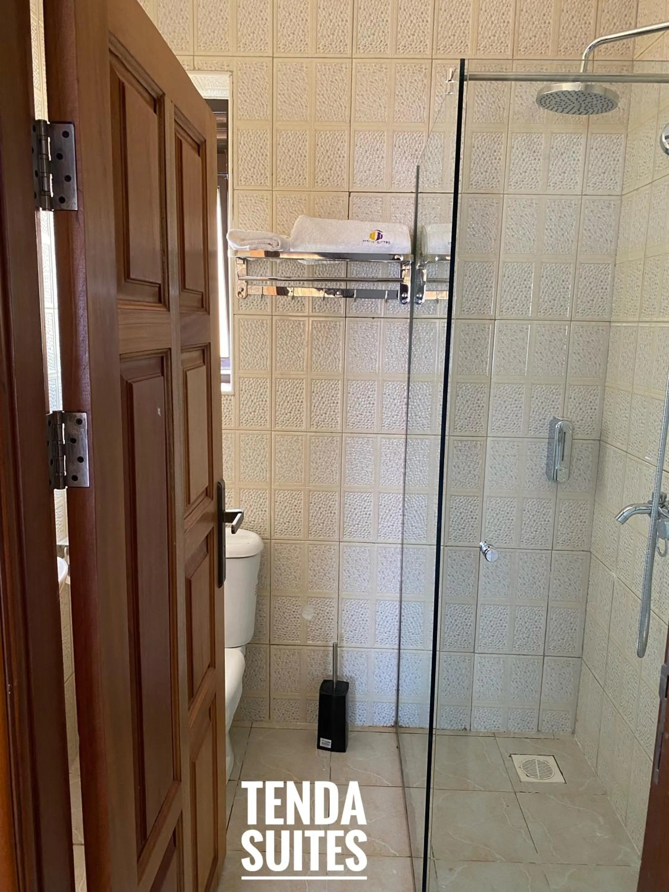 Shower in Tenda Suites and Restaurant