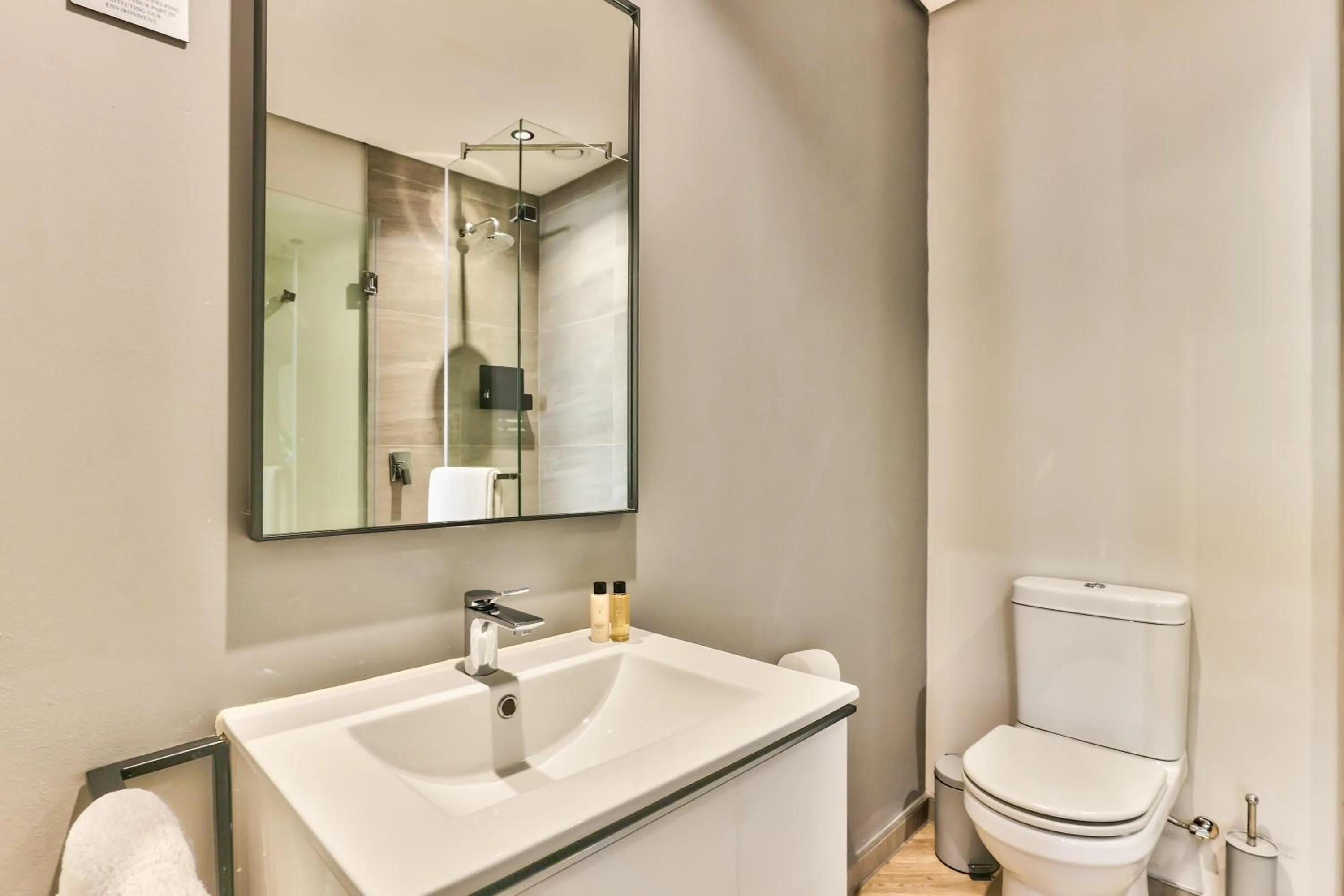 Toilet in WINK Aparthotel One Thibault