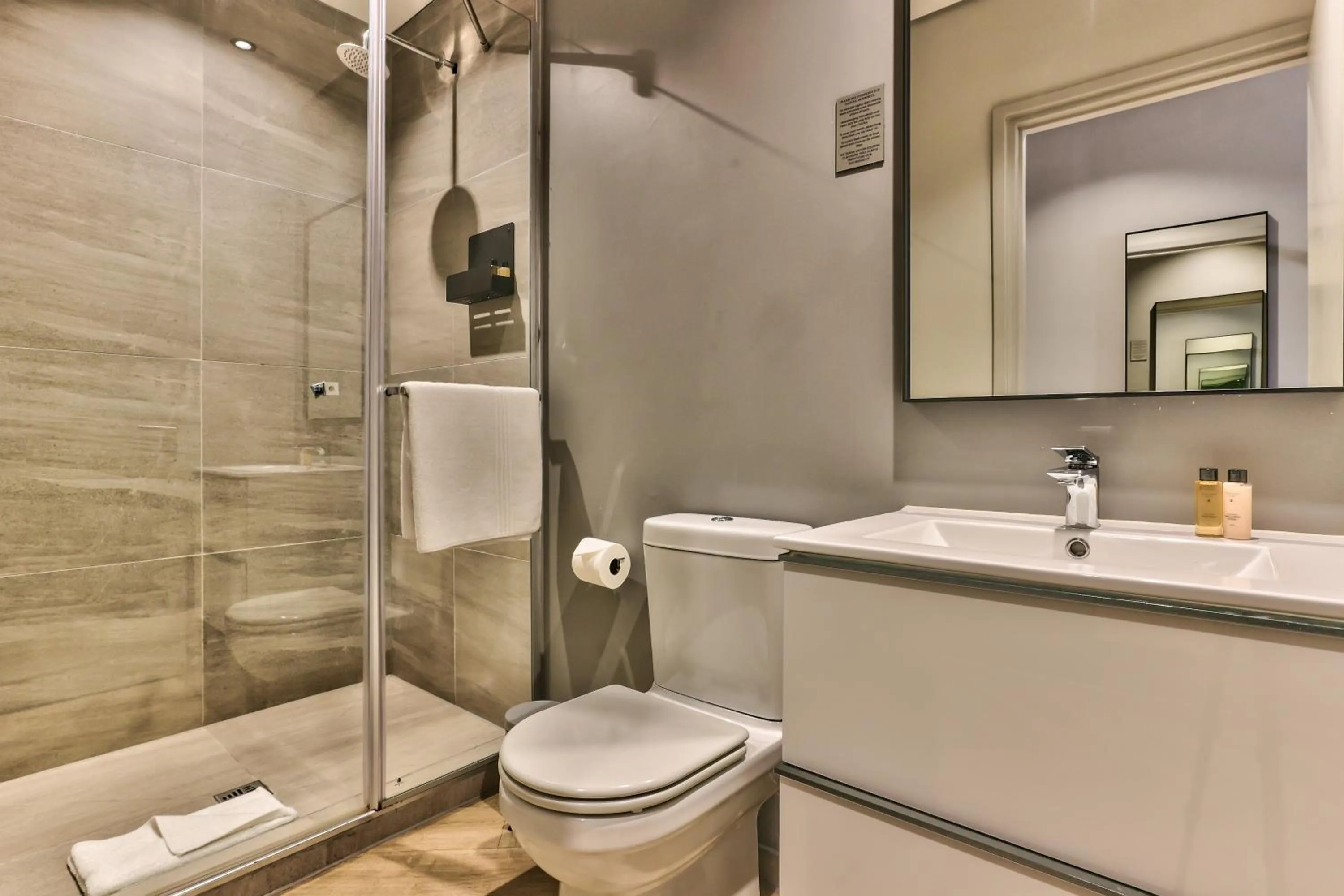 Shower in WINK Aparthotel One Thibault