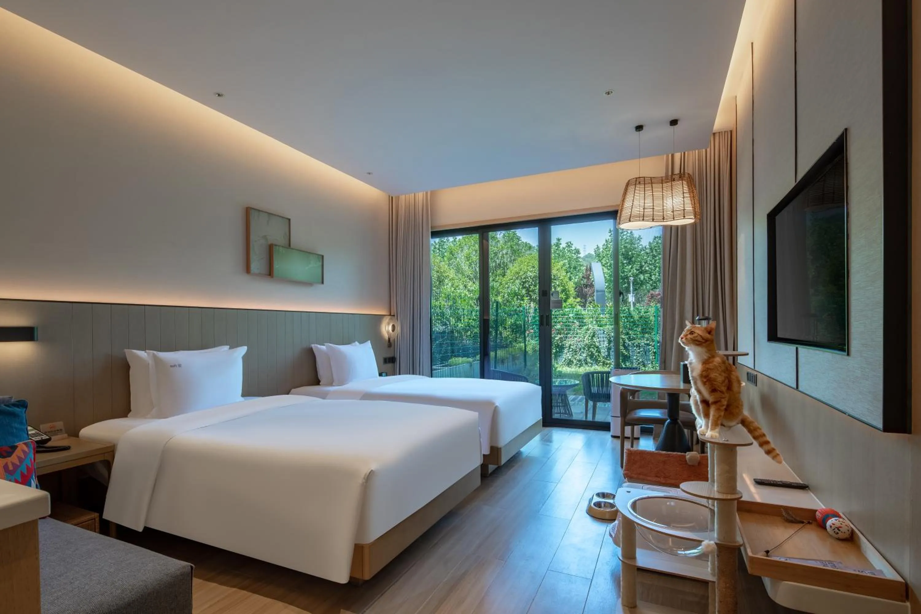 Photo of the whole room, Bed in Holiday Inn Resort Guiyang Qingyan by IHG