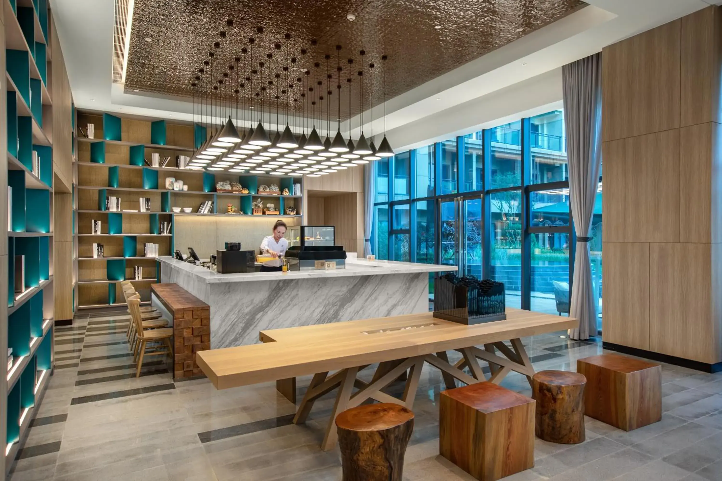 Lounge or bar in Holiday Inn Resort Guiyang Qingyan by IHG Lounge or bar in Holiday Inn Resort Guiyang Qingyan by IHG