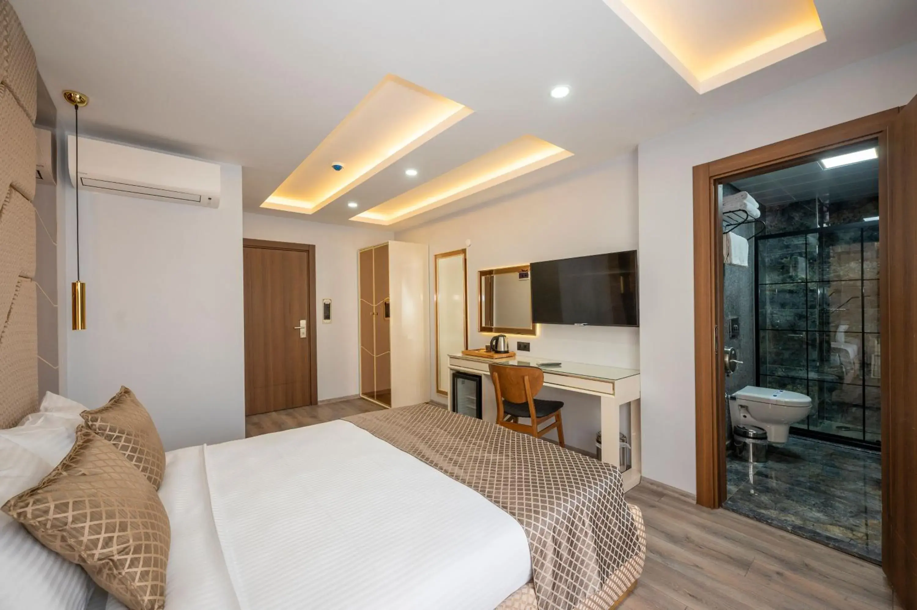 Deluxe Double Room in Luxury Airport Hotel By Zazzoni-İstanbul Airport Deluxe Double Room in Luxury Airport Hotel By Zazzoni-İstanbul Airport