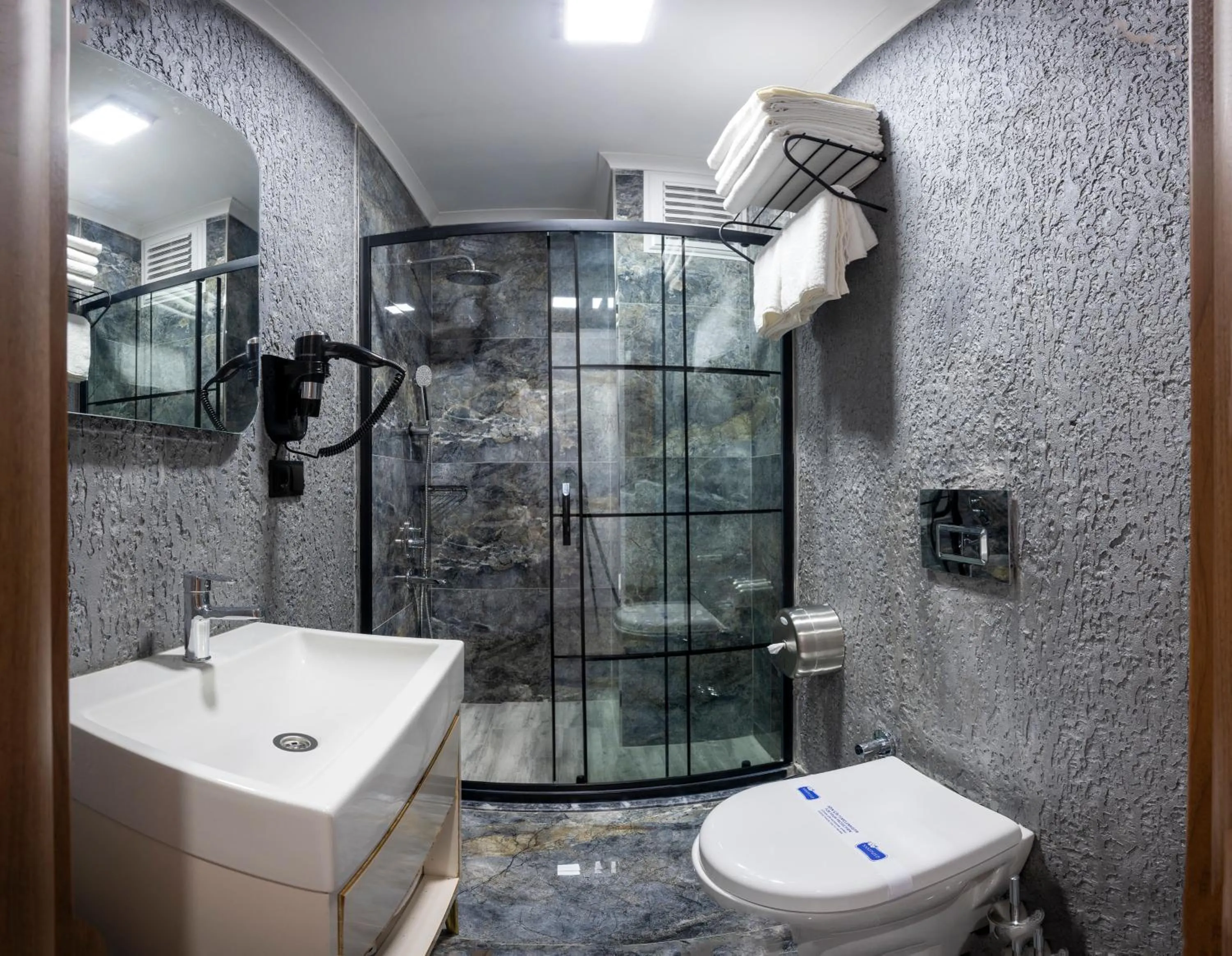 Toilet in Luxury Airport Hotel By Zazzoni-İstanbul Airport