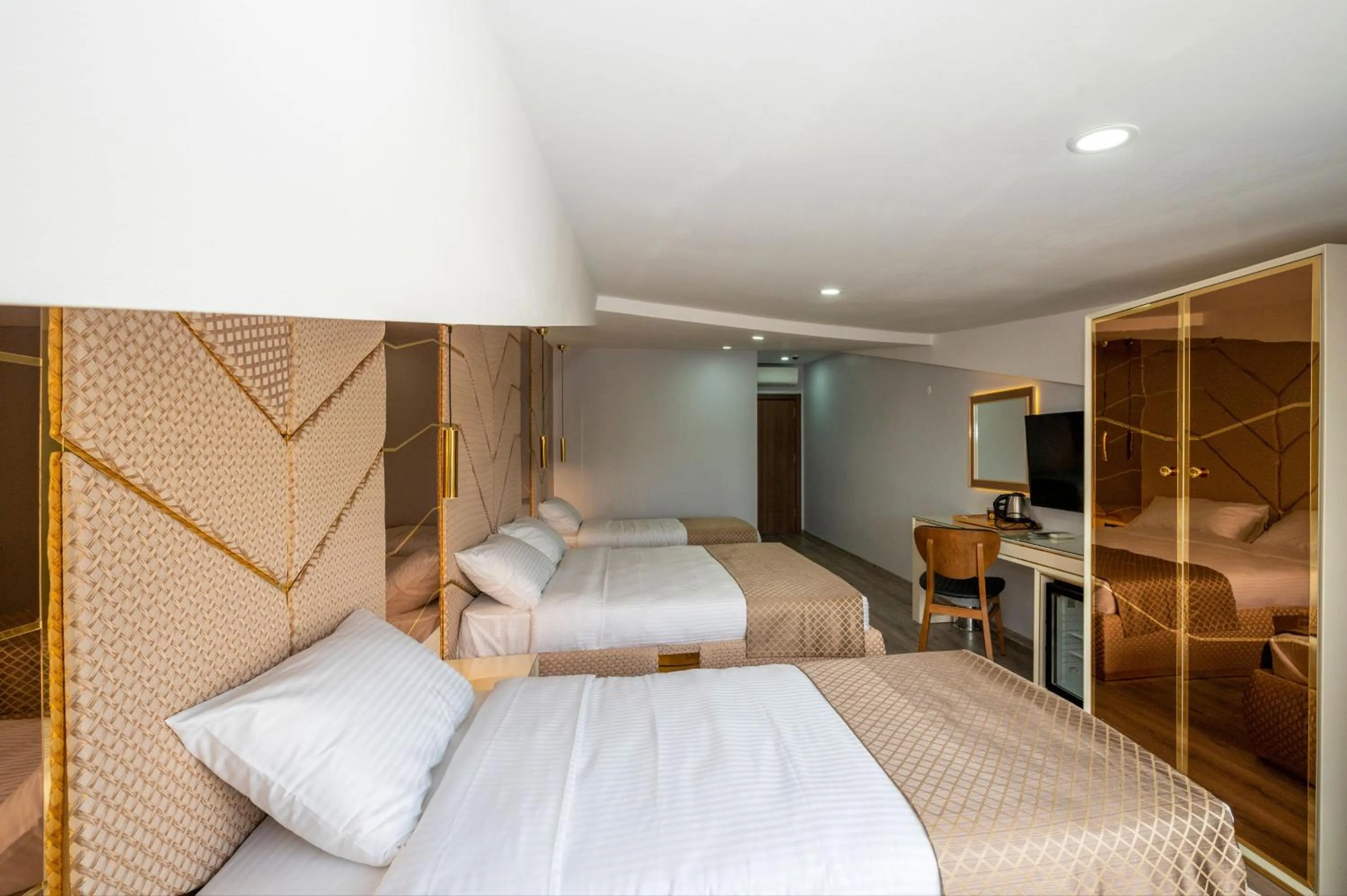 Photo of the whole room, Bed in Luxury Airport Hotel By Zazzoni-İstanbul Airport