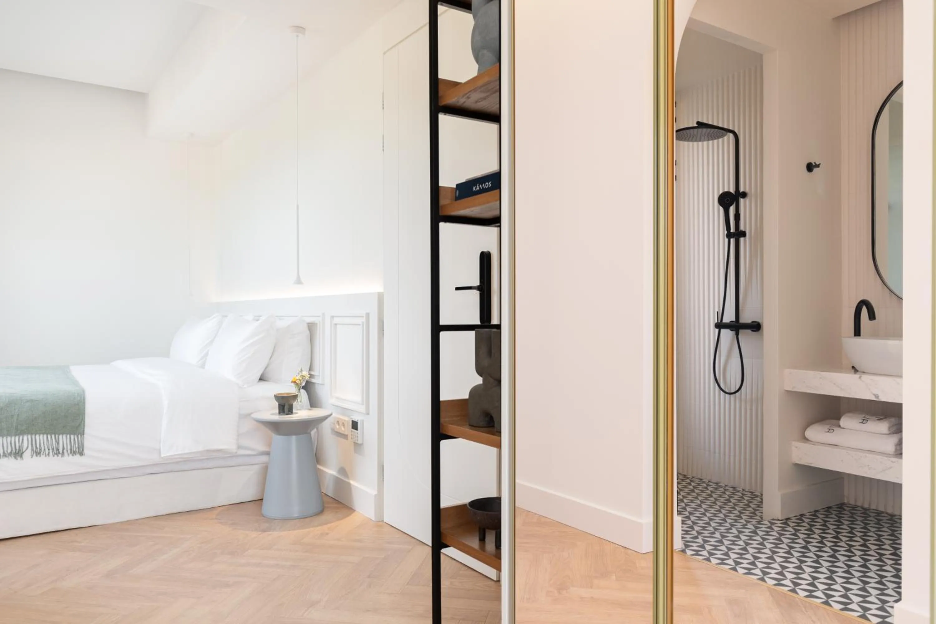 Shower, Bed in Altar Suites