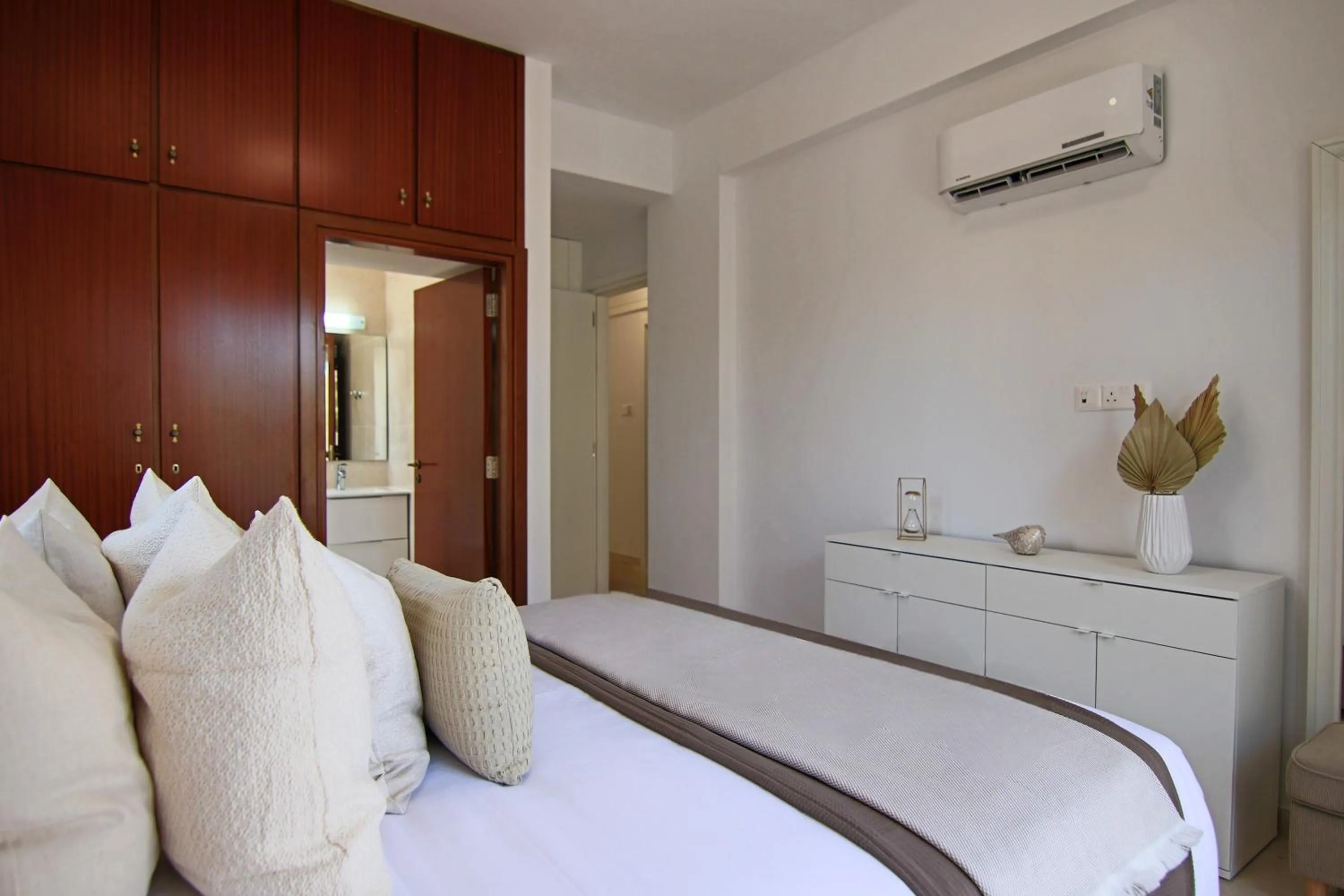 Bed in Phaedrus Living: City View Luxury Flat Androcleous