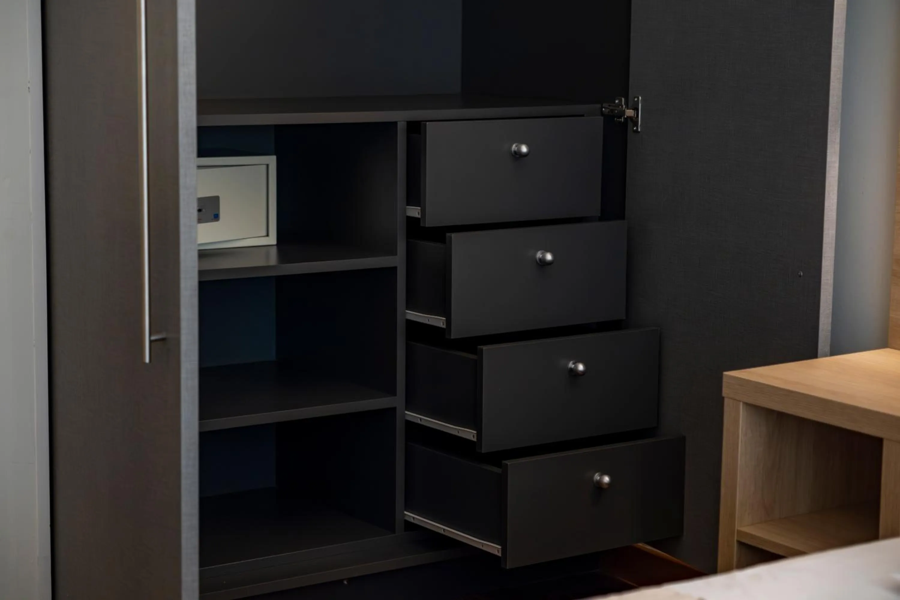 wardrobe in Hotel St Gregory Park