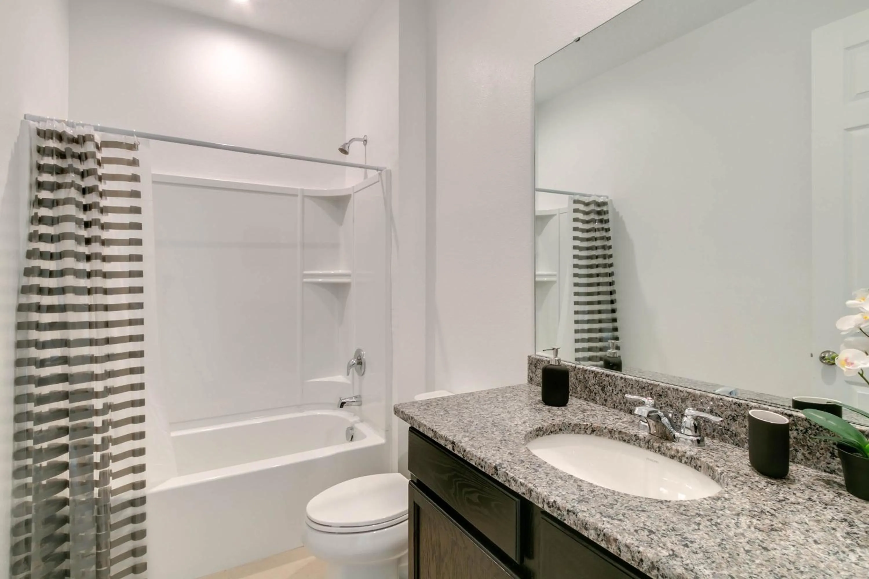 Property building in 4 Bedrooms 4 Bathrooms Solara 8964 Ad