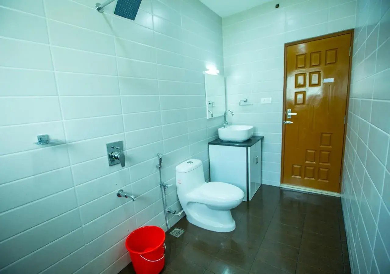 Shower in Hidden Valley Hill View Cottage Vagamon by VOYE HOMES - Rooms with Valley View Shower in Hidden Valley Hill View Cottage Vagamon by VOYE HOMES - Rooms with Valley View