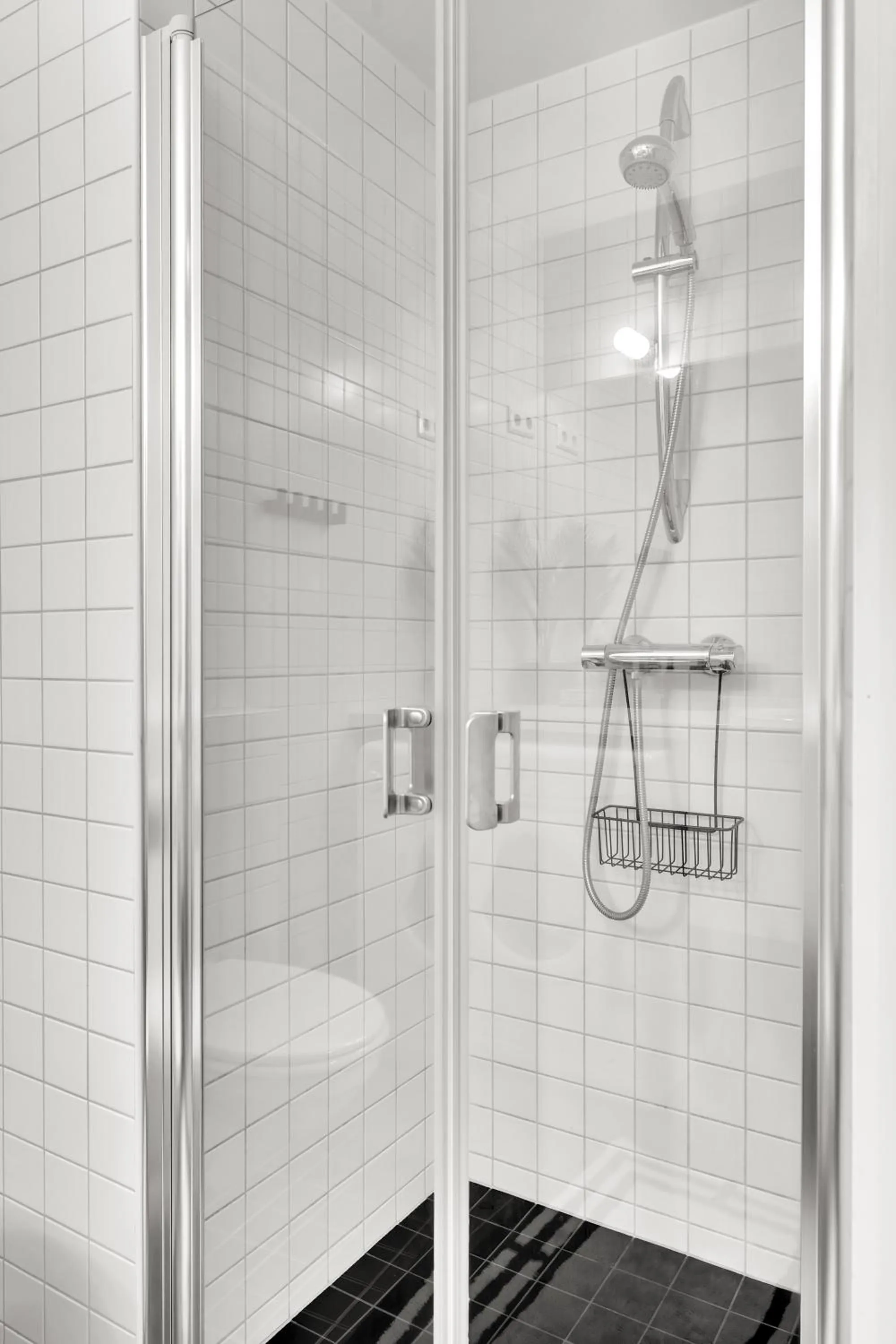 Shower in Tjuvholmen II, As Home