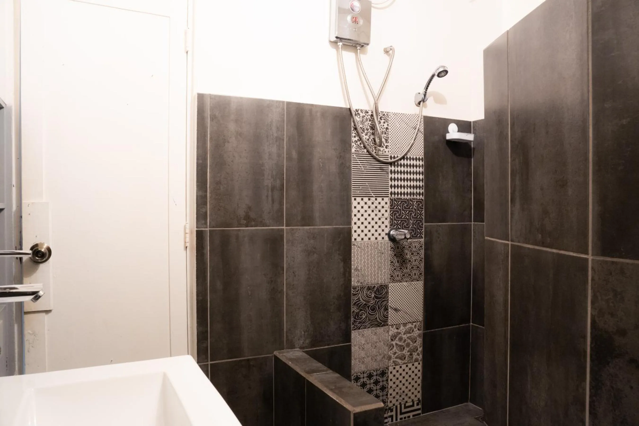 Shower in Otoya 1907 Hotel